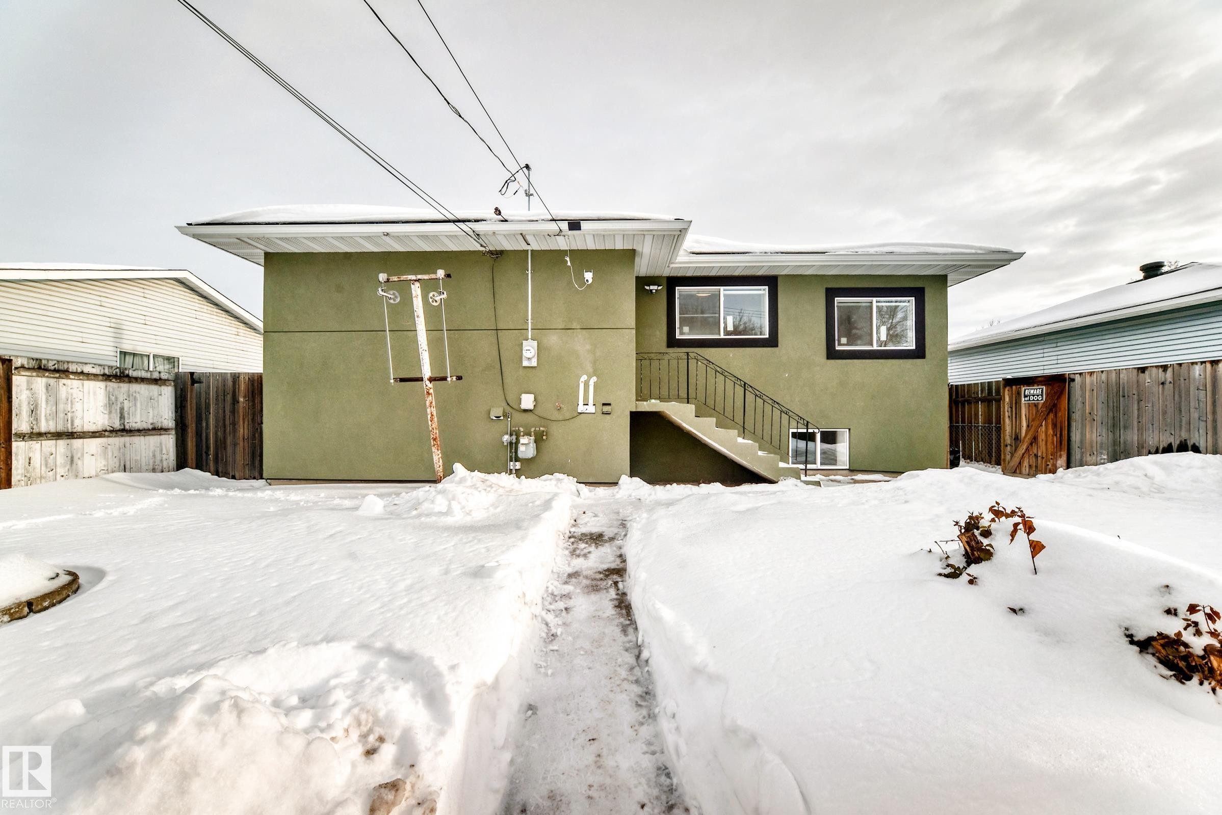 Edmonton, AB - Indoor Photo Showing Other Room