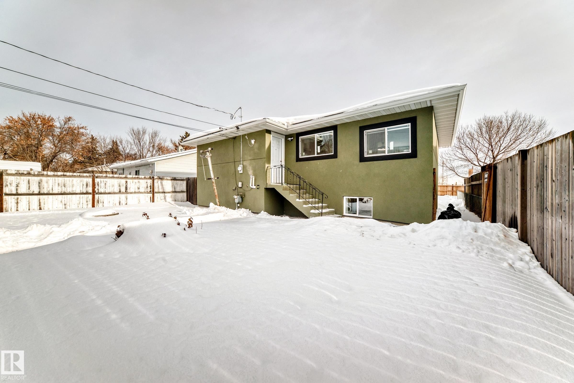 Edmonton, AB - Indoor Photo Showing Other Room