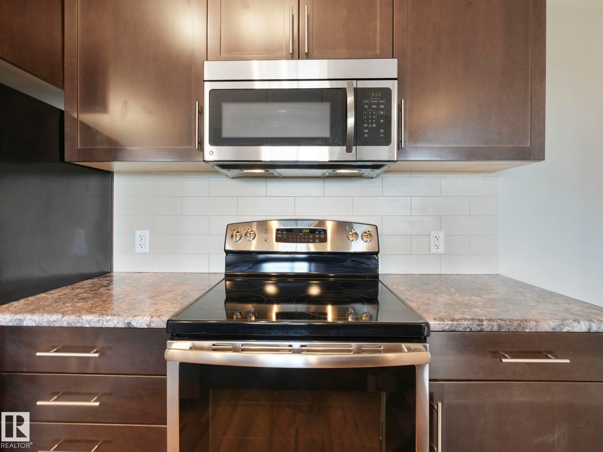 317 1144 Adamson Drive, Edmonton, AB - Indoor Photo Showing Kitchen