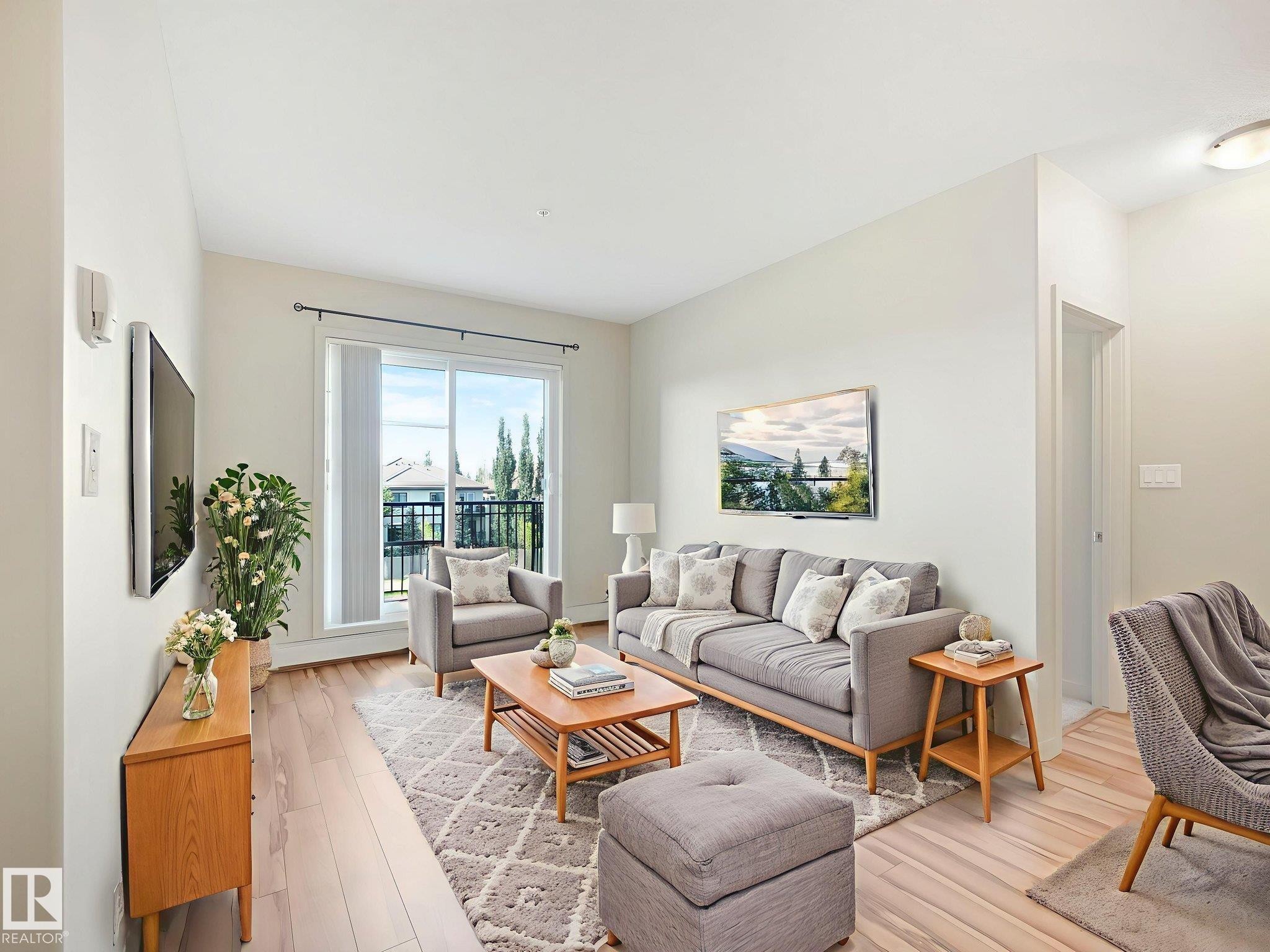 317 1144 Adamson Drive, Edmonton, AB - Indoor Photo Showing Living Room