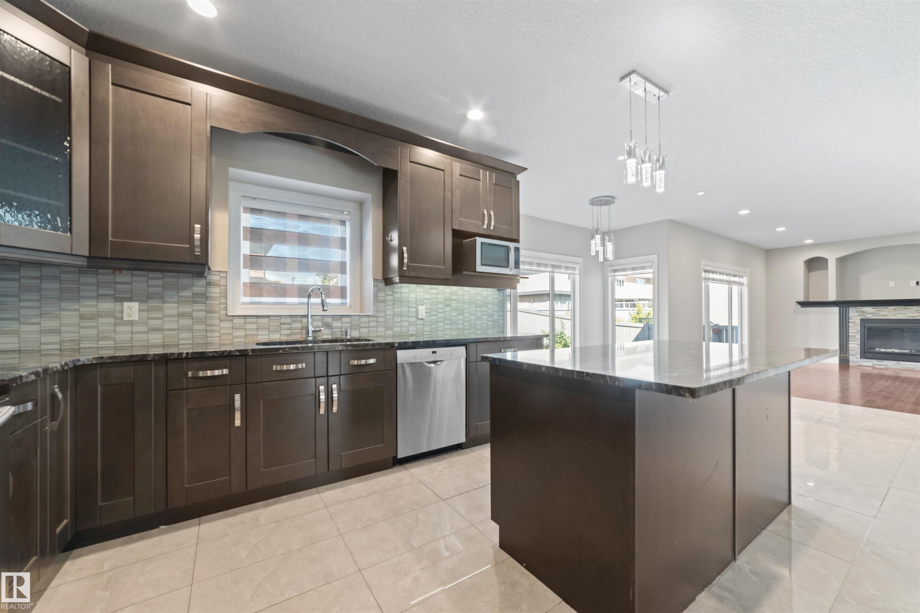 1721 Adamson Crescent, Edmonton, AB - Indoor Photo Showing Kitchen With Upgraded Kitchen