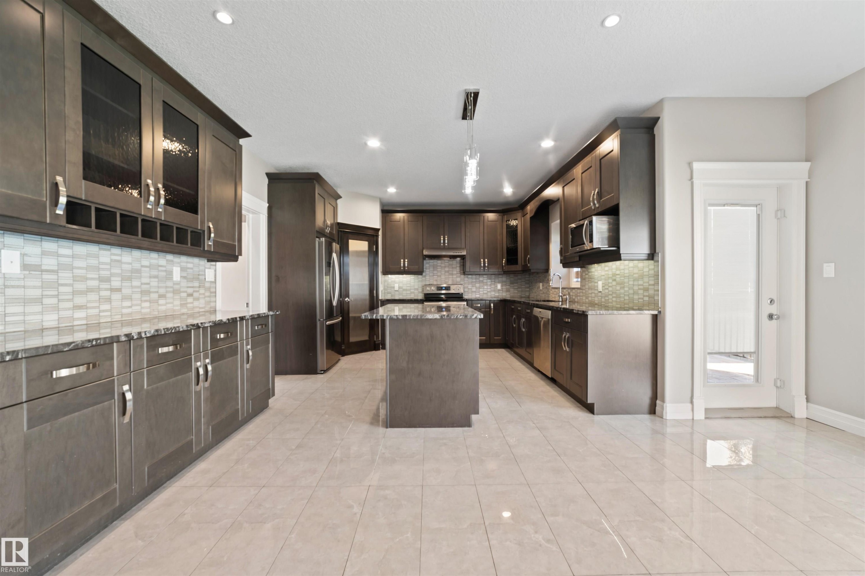 1721 Adamson Crescent, Edmonton, AB - Indoor Photo Showing Kitchen With Upgraded Kitchen