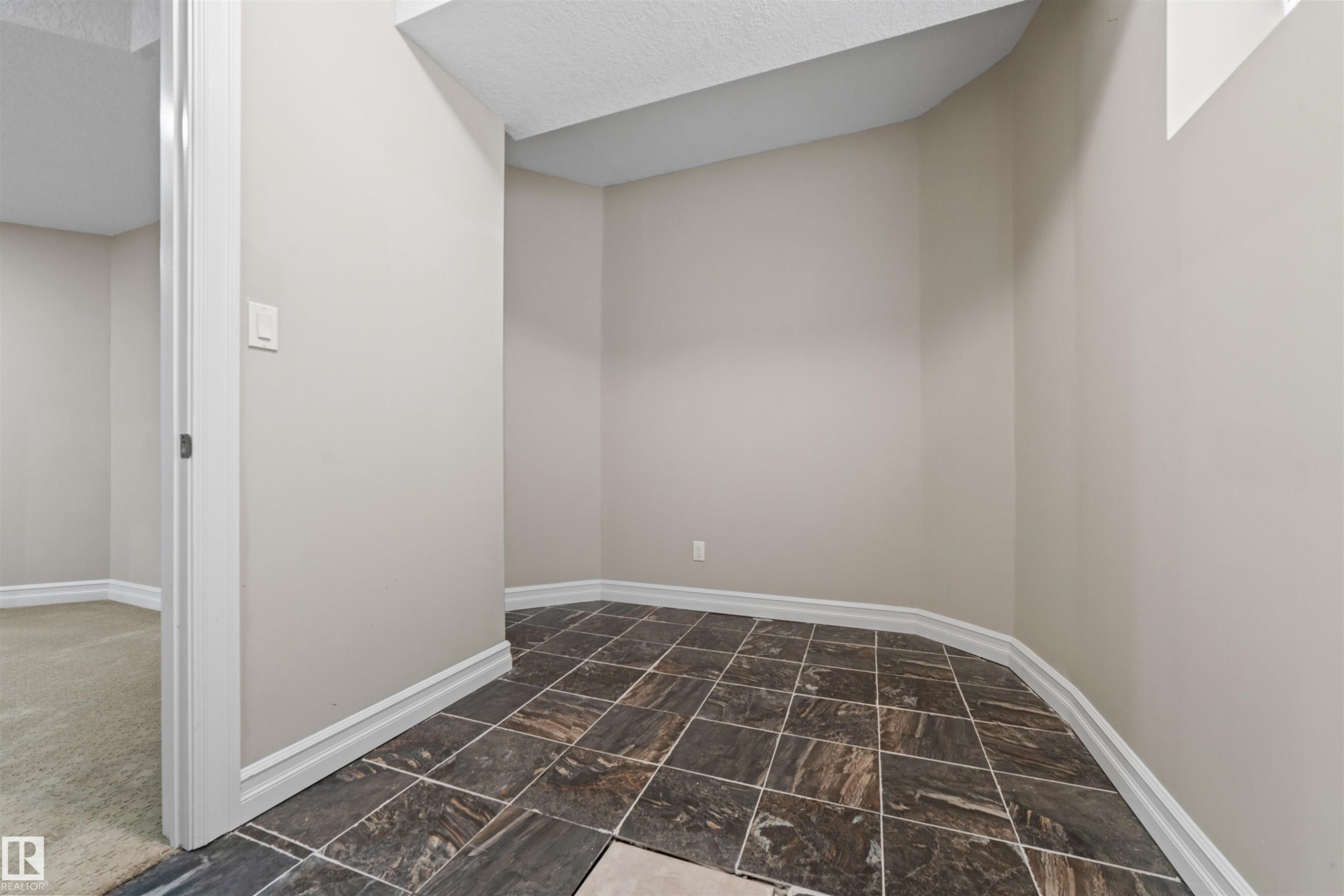 1721 Adamson Crescent, Edmonton, AB - Indoor Photo Showing Other Room