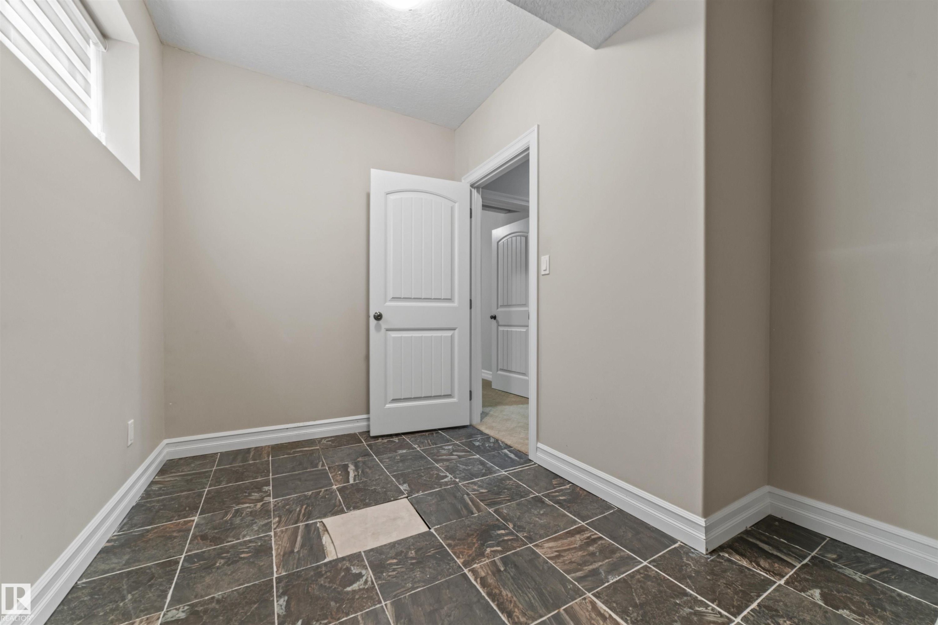 1721 Adamson Crescent, Edmonton, AB - Indoor Photo Showing Other Room
