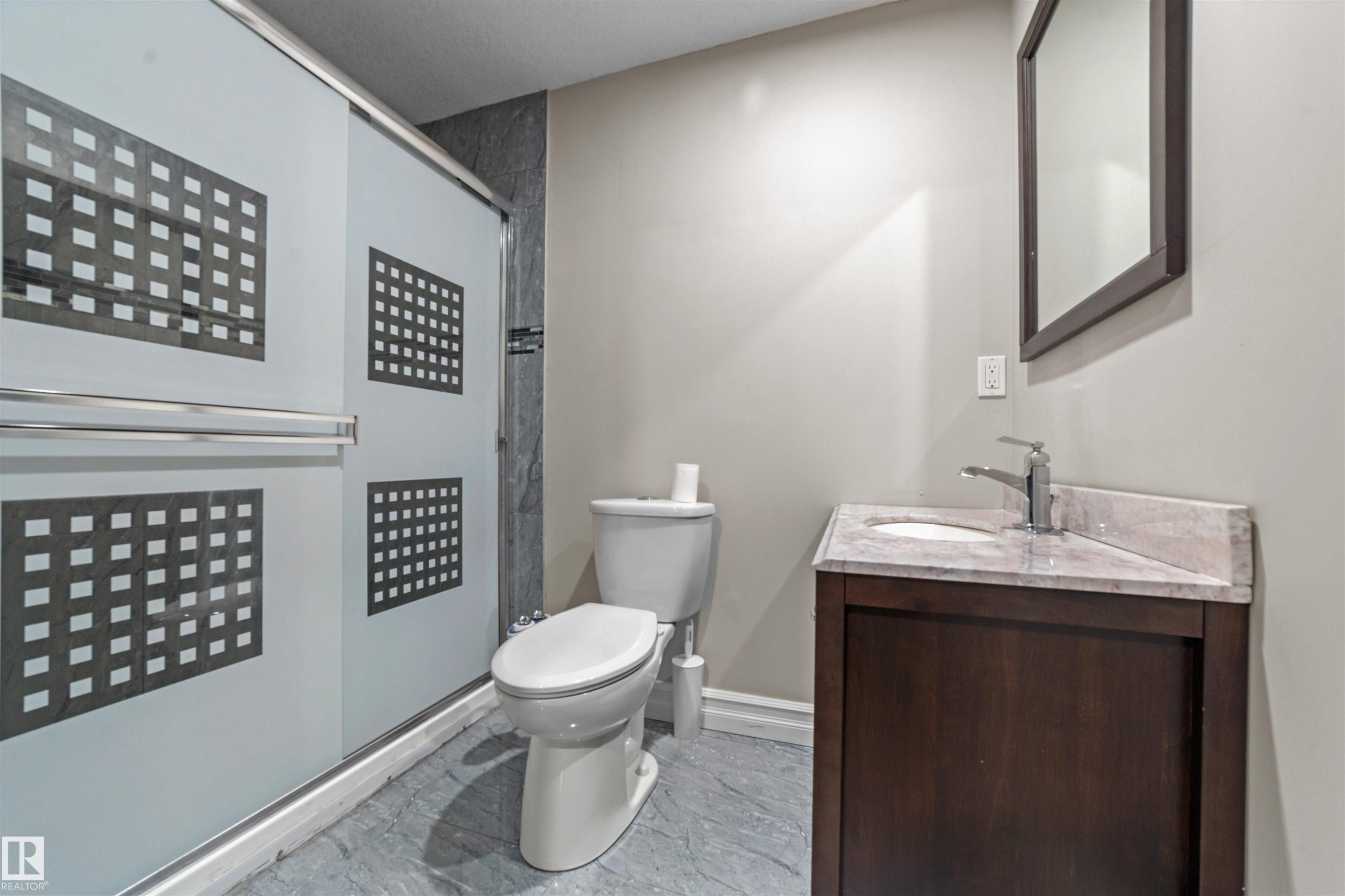 1721 Adamson Crescent, Edmonton, AB - Indoor Photo Showing Bathroom