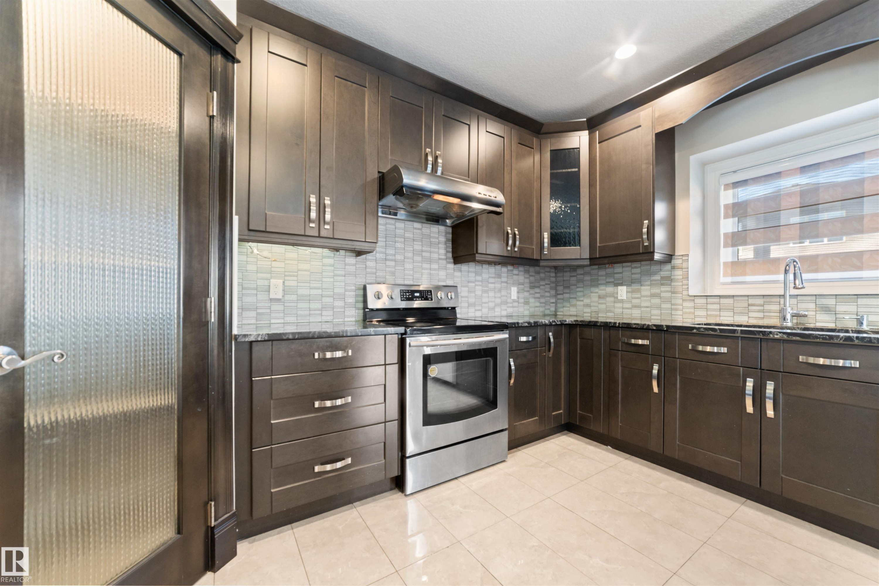 1721 Adamson Crescent, Edmonton, AB - Indoor Photo Showing Kitchen With Upgraded Kitchen