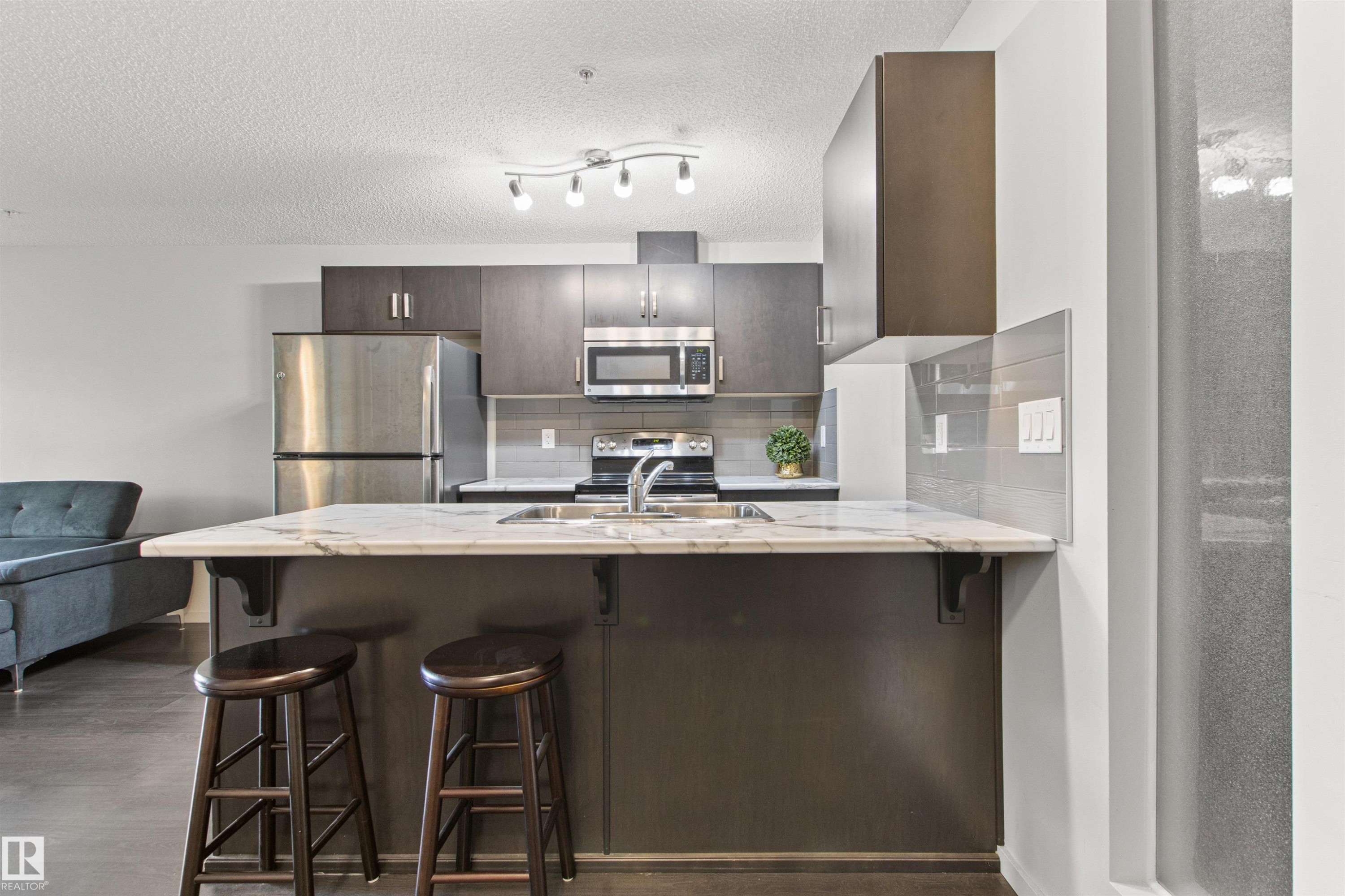 206 5521 7 Avenue, Edmonton, AB - Indoor Photo Showing Kitchen With Upgraded Kitchen