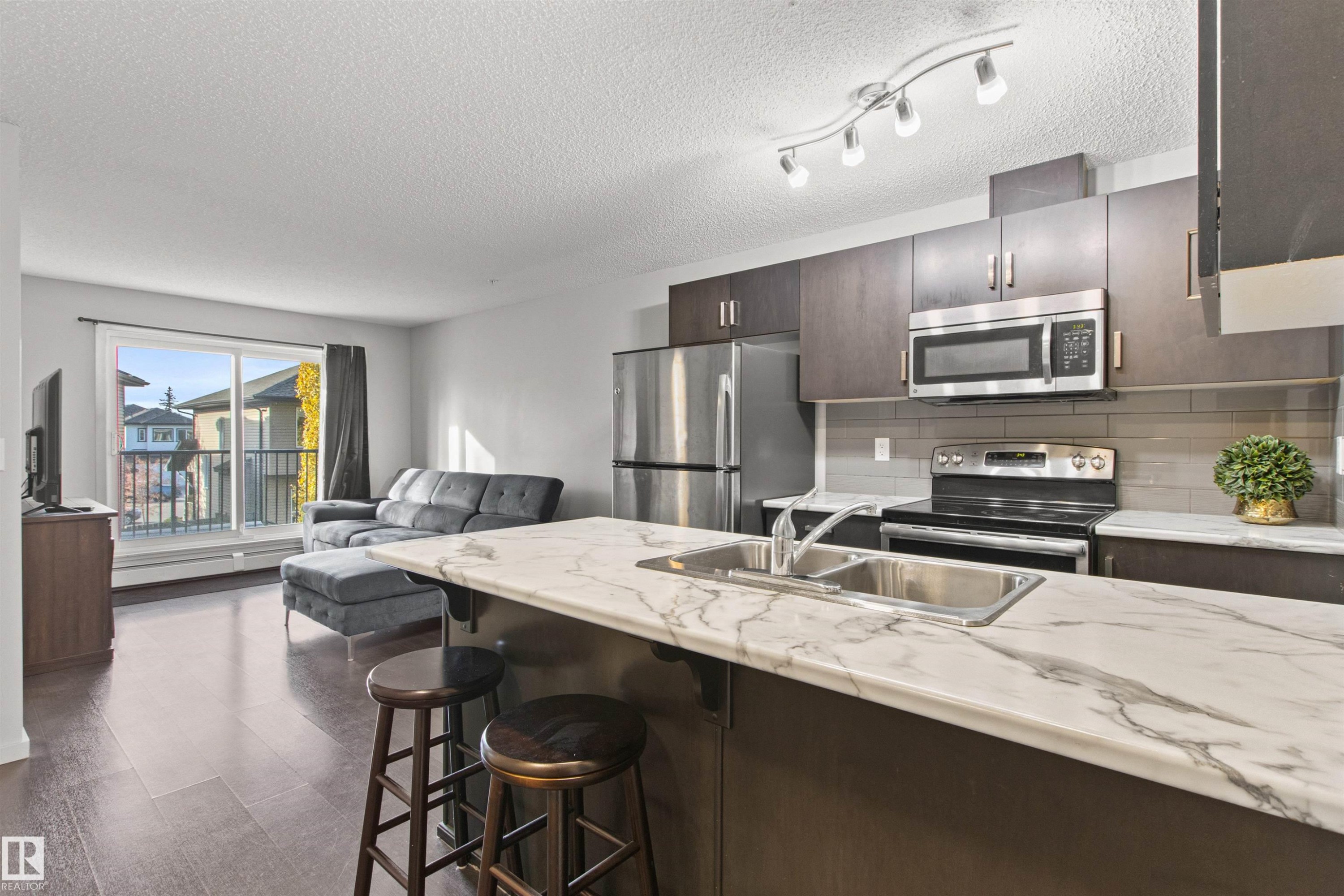 206 5521 7 Avenue, Edmonton, AB - Indoor Photo Showing Kitchen With Double Sink With Upgraded Kitchen