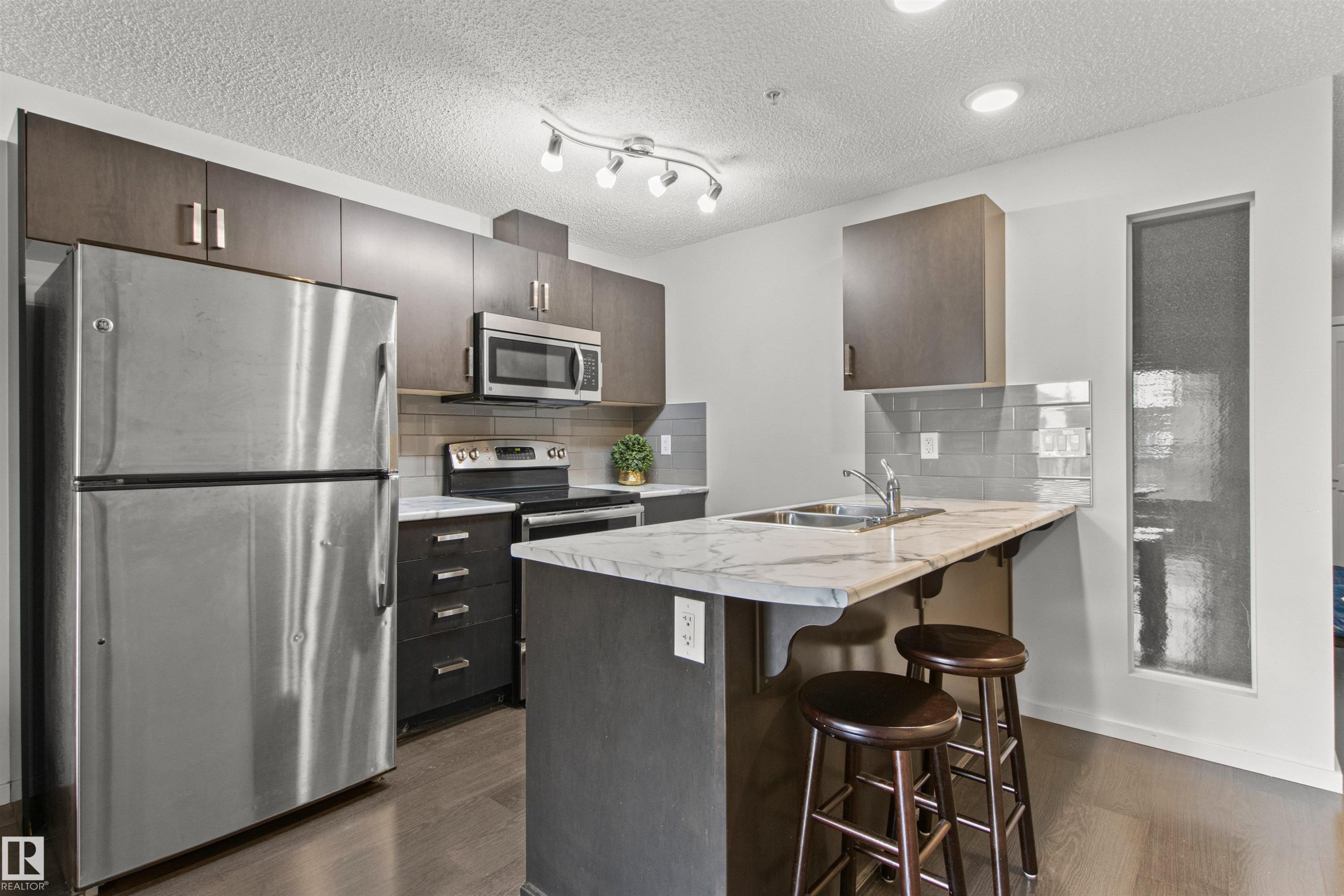 206 5521 7 Avenue, Edmonton, AB - Indoor Photo Showing Kitchen With Double Sink With Upgraded Kitchen