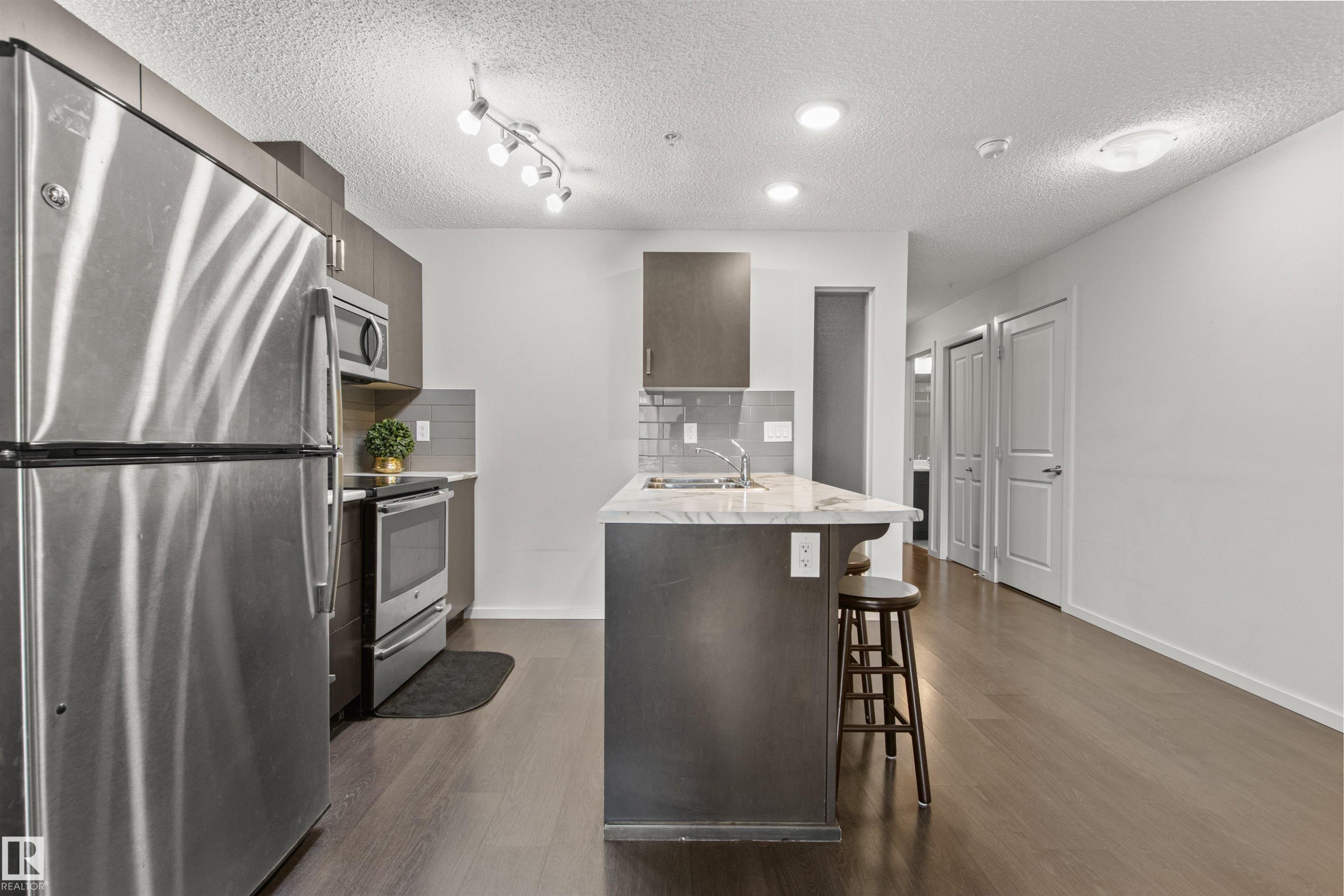 206 5521 7 Avenue, Edmonton, AB - Indoor Photo Showing Kitchen