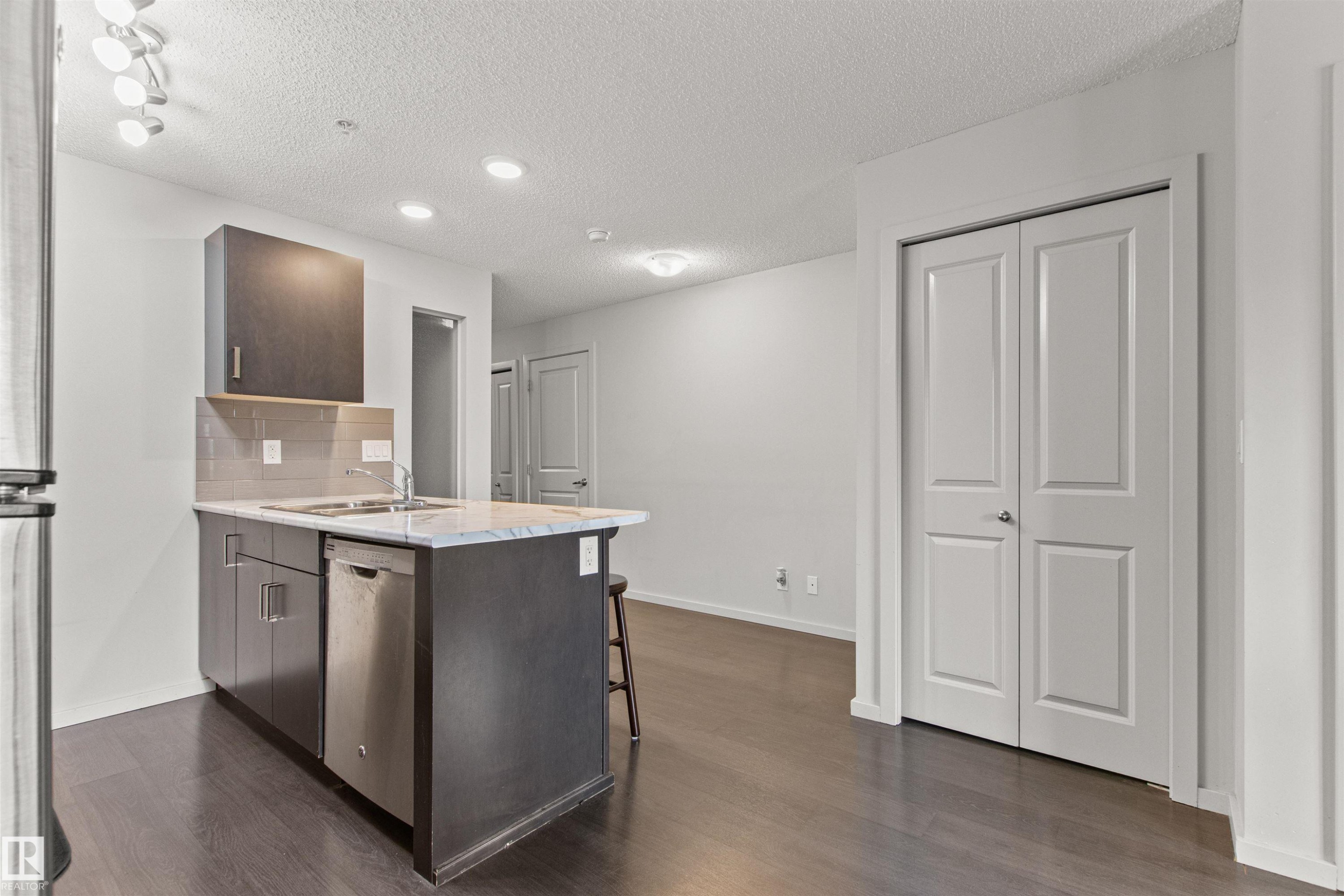 206 5521 7 Avenue, Edmonton, AB - Indoor Photo Showing Kitchen