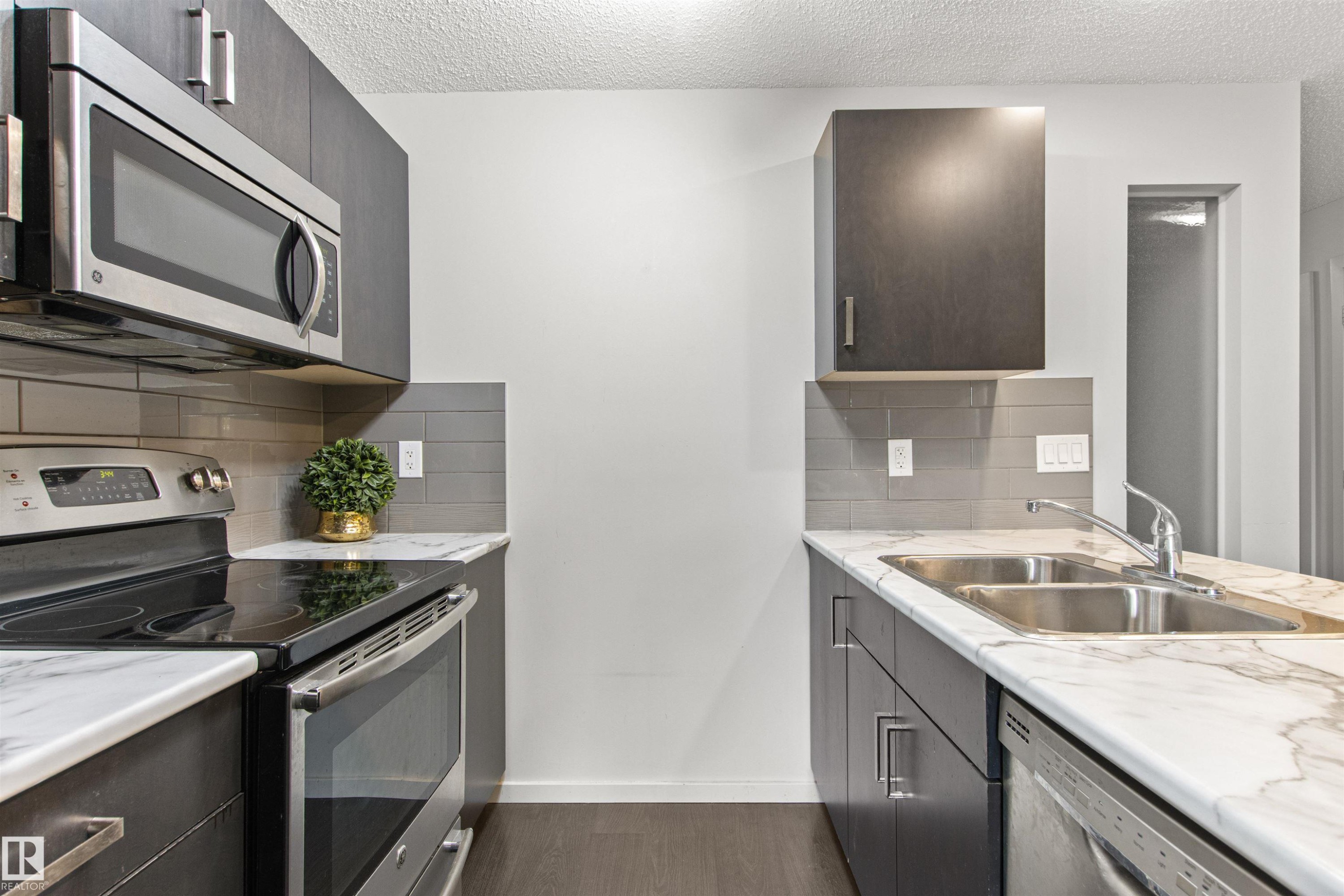 206 5521 7 Avenue, Edmonton, AB - Indoor Photo Showing Kitchen With Double Sink