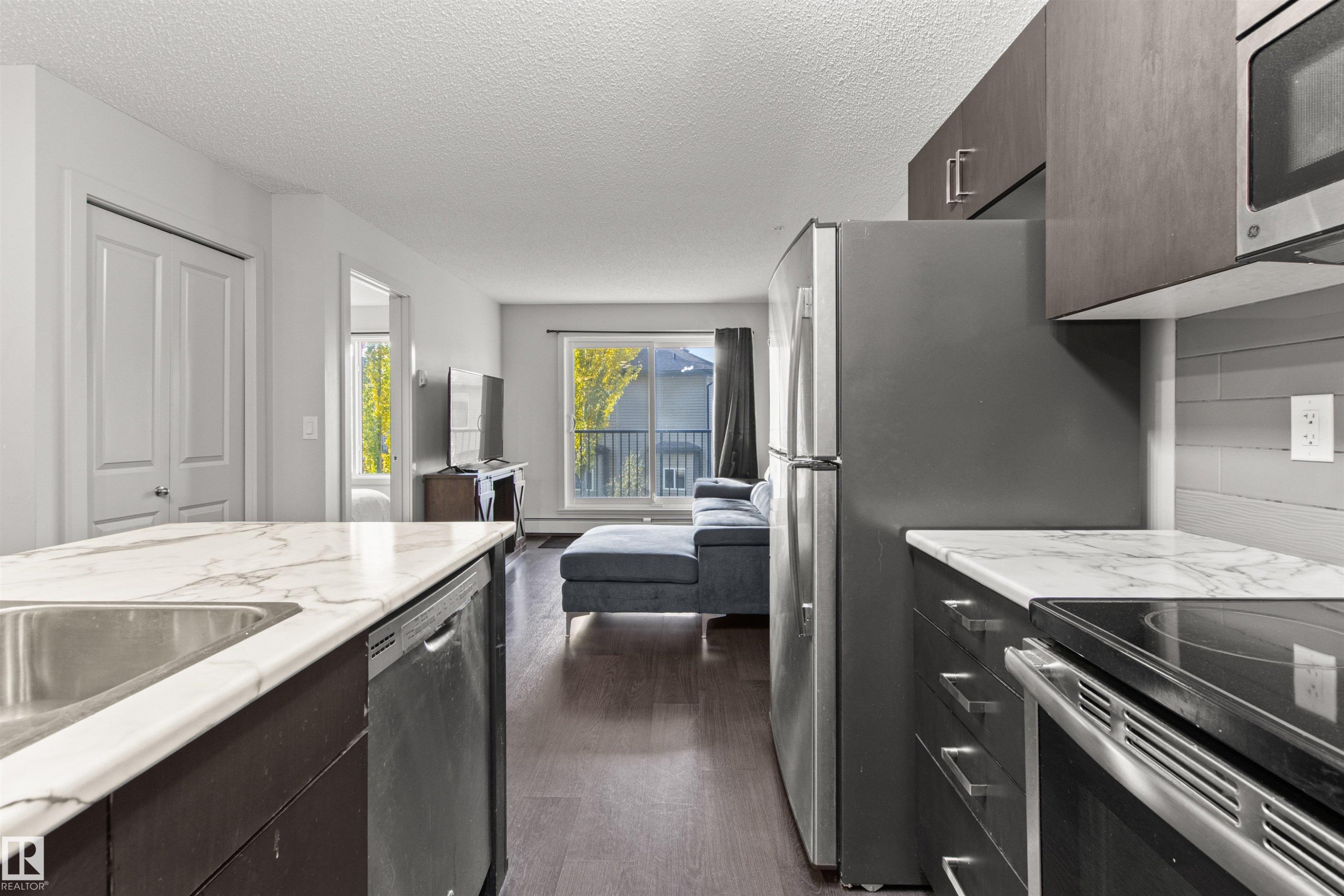 206 5521 7 Avenue, Edmonton, AB - Indoor Photo Showing Kitchen