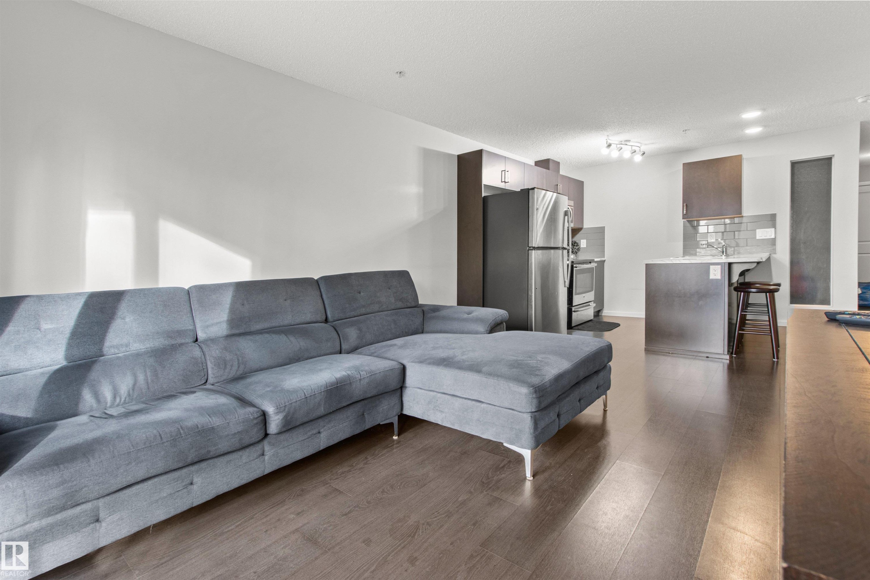 206 5521 7 Avenue, Edmonton, AB - Indoor Photo Showing Living Room