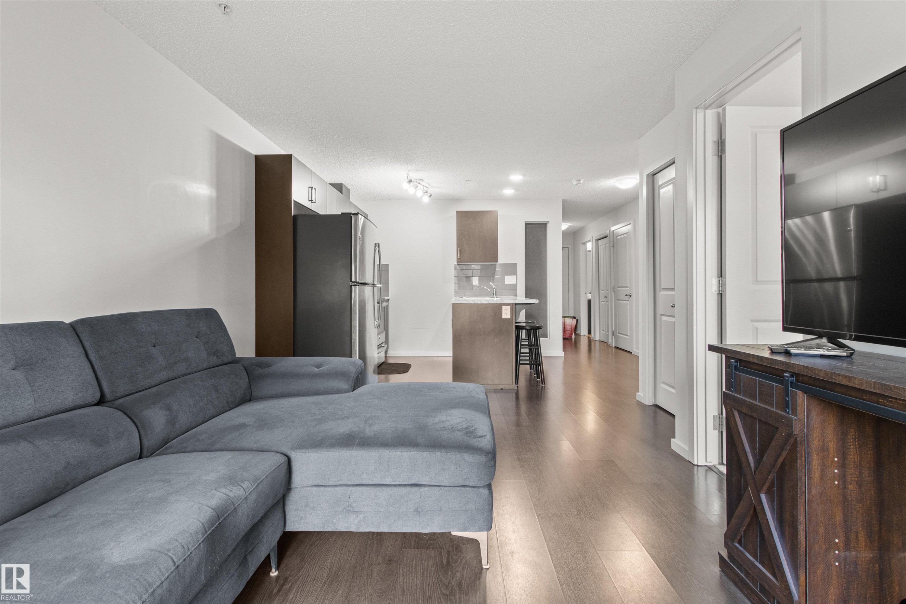 206 5521 7 Avenue, Edmonton, AB - Indoor Photo Showing Living Room