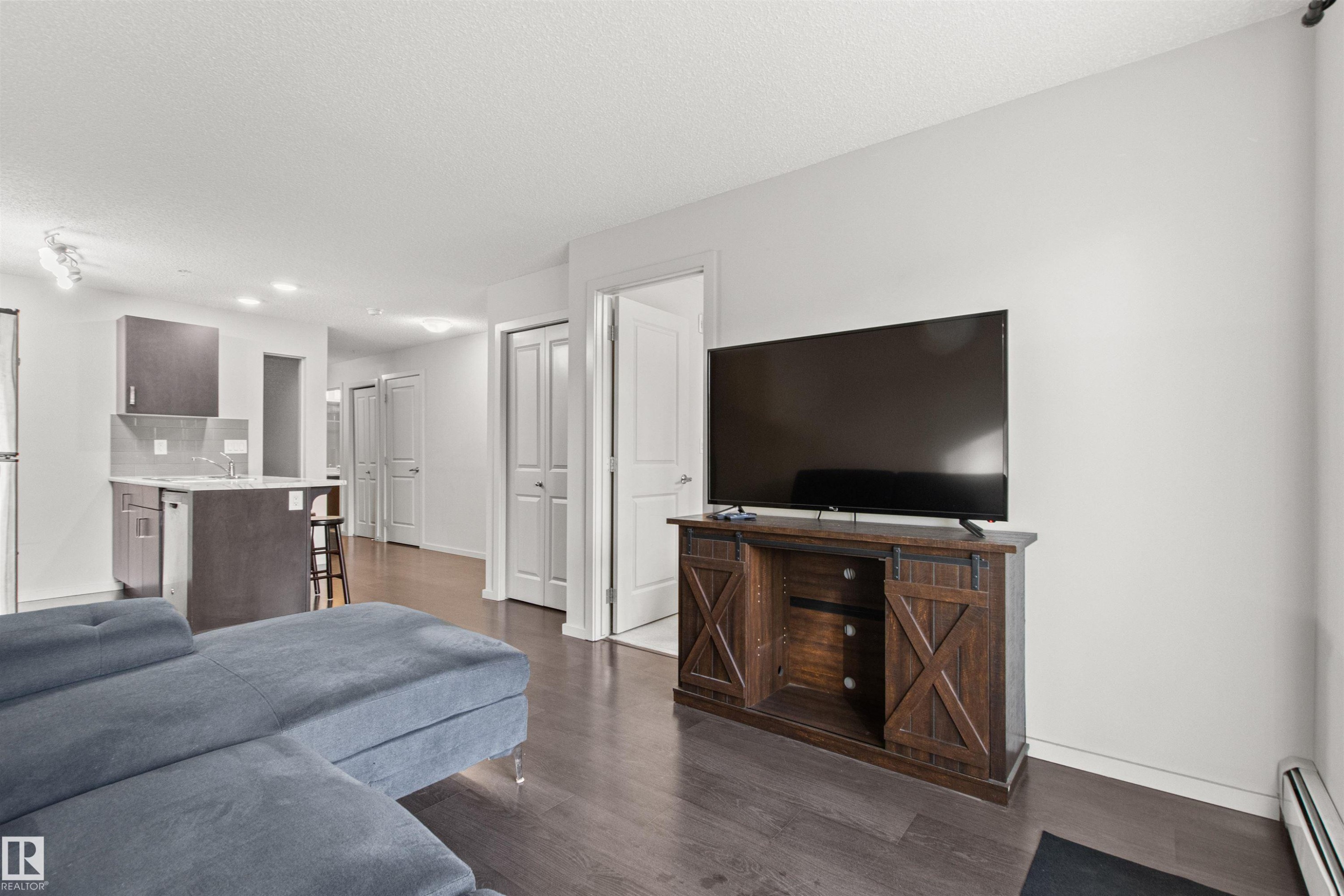 206 5521 7 Avenue, Edmonton, AB - Indoor Photo Showing Living Room