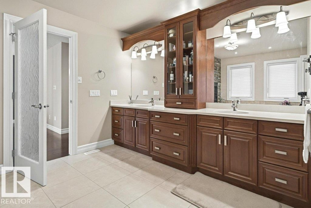 4835 Mactaggart Crest Crest, Edmonton, AB - Indoor Photo Showing Bathroom