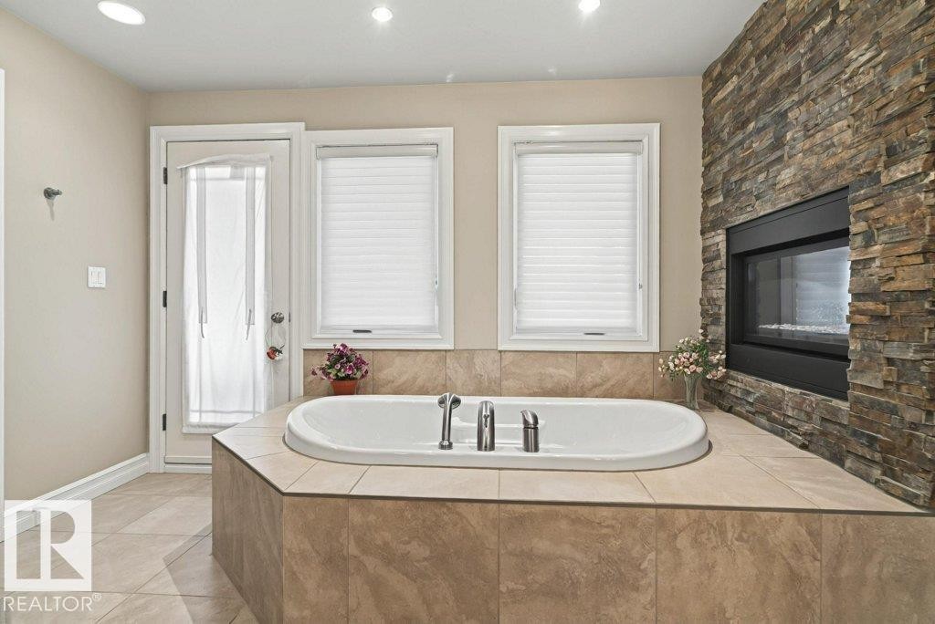4835 Mactaggart Crest Crest, Edmonton, AB - Indoor Photo Showing Bathroom