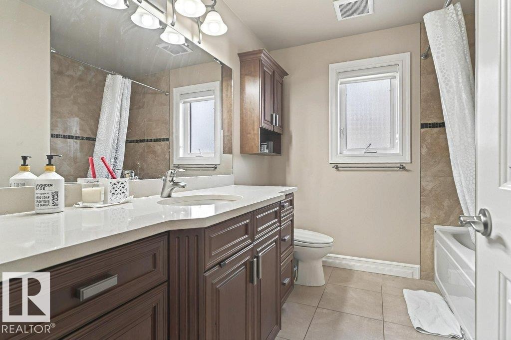4835 Mactaggart Crest Crest, Edmonton, AB - Indoor Photo Showing Bathroom