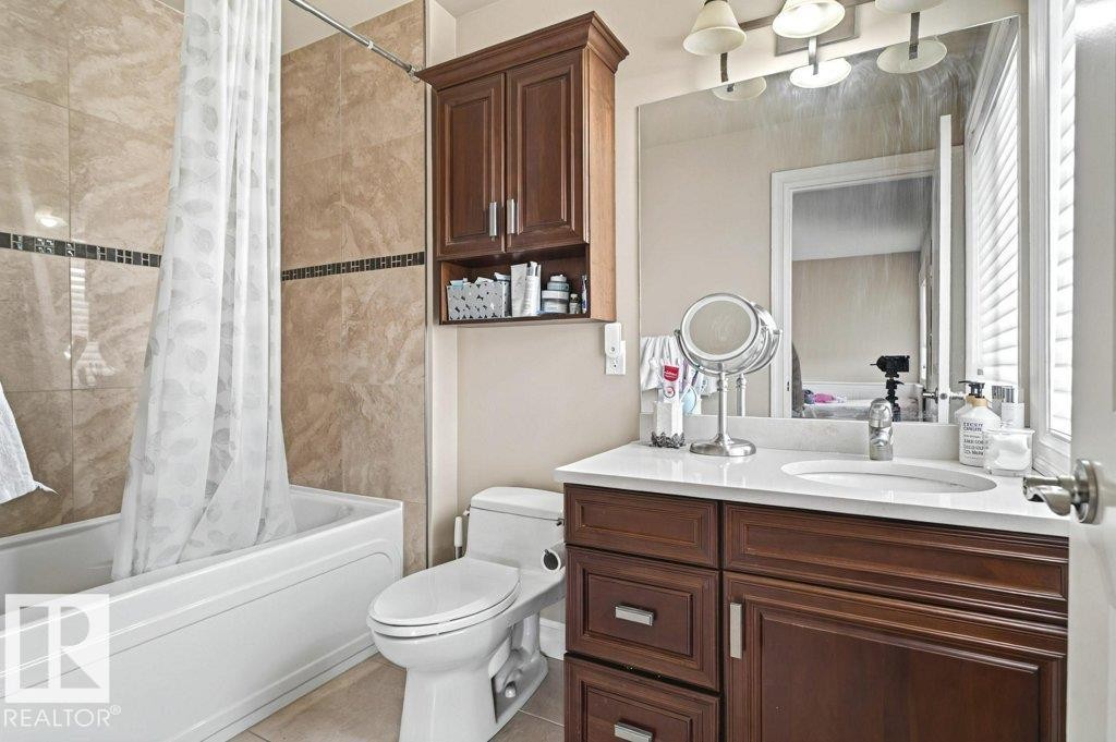 4835 Mactaggart Crest Crest, Edmonton, AB - Indoor Photo Showing Bathroom