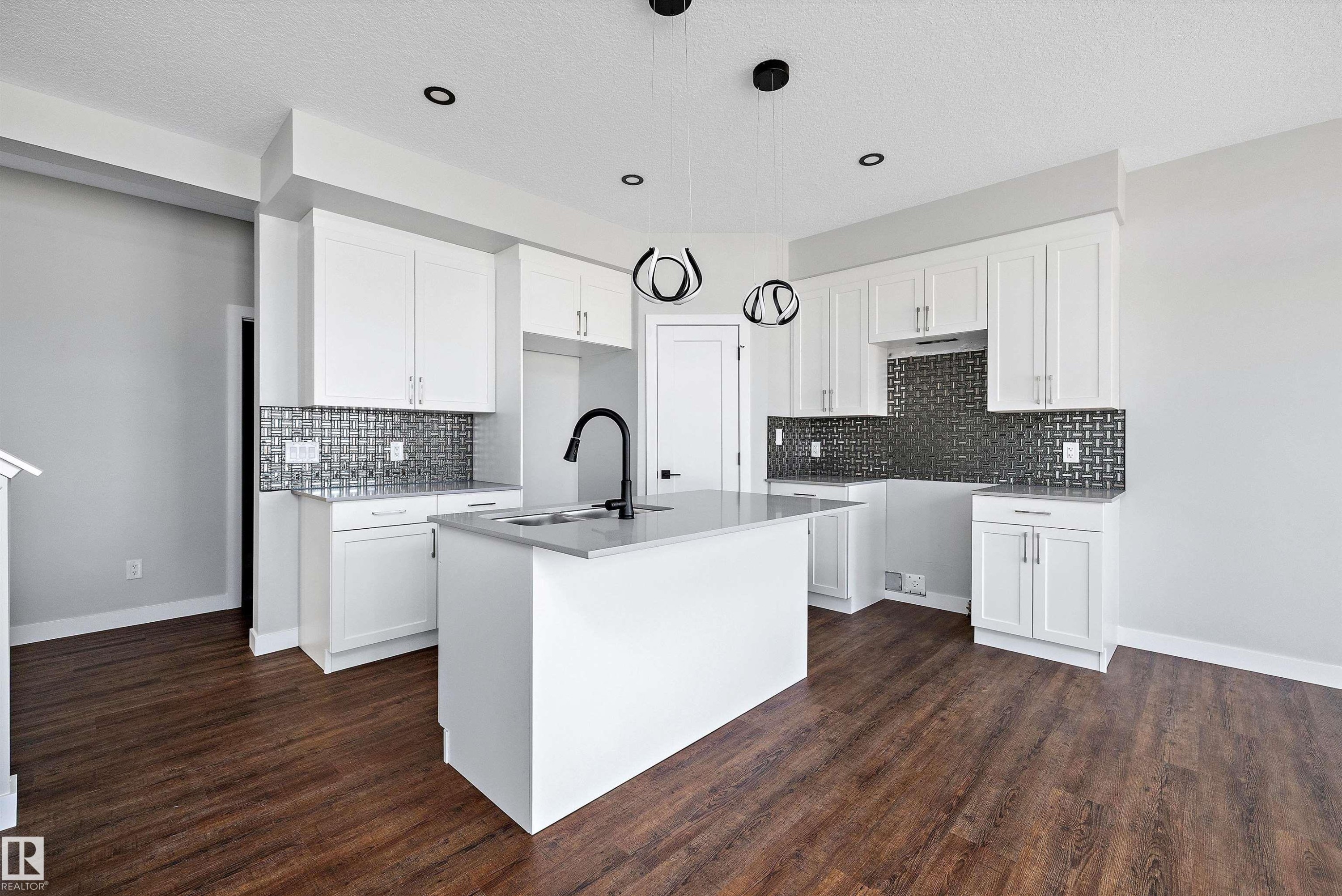 72 Maple Crescent, Gibbons, AB - Indoor Photo Showing Kitchen With Upgraded Kitchen