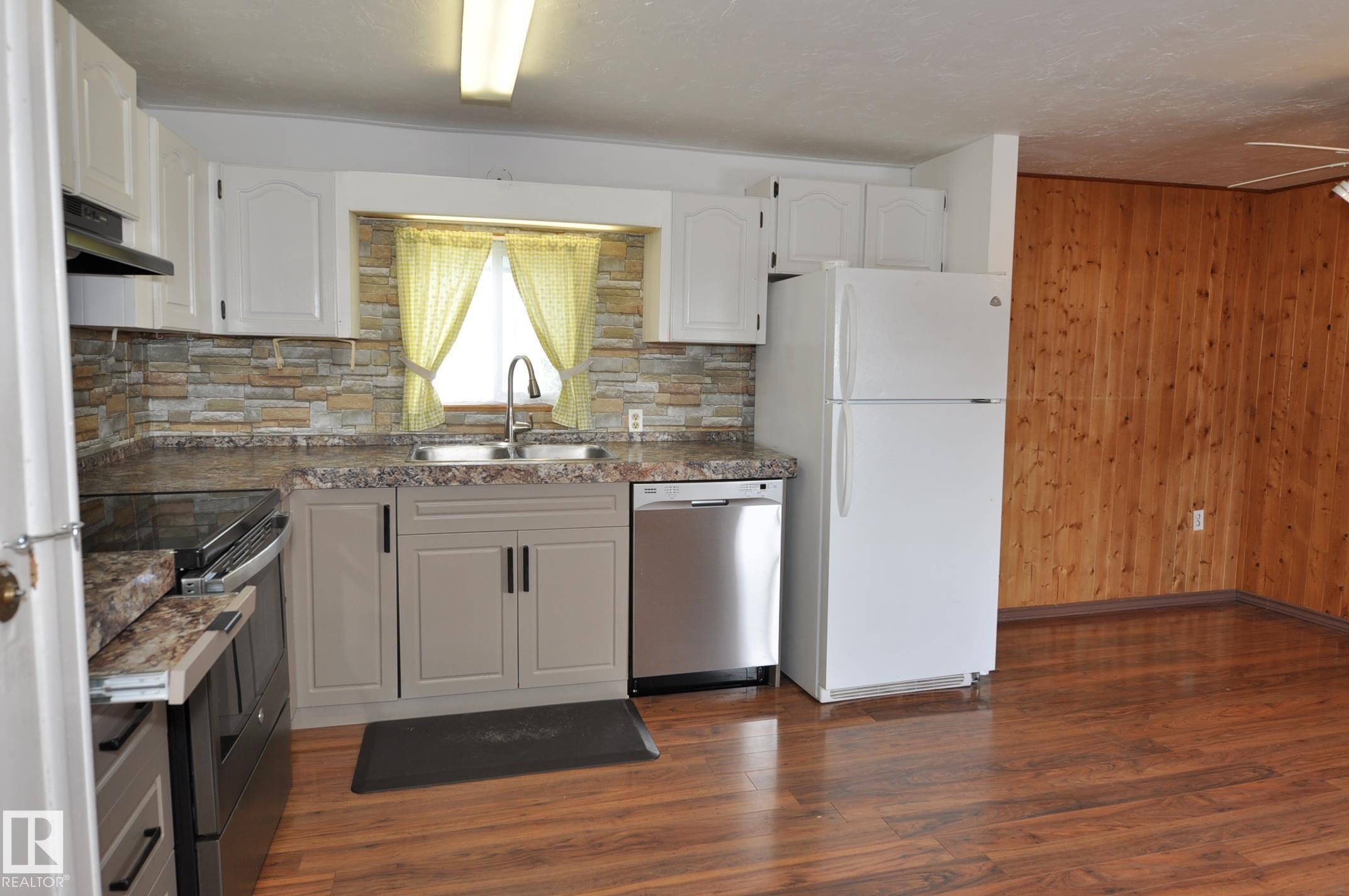 17-4839 47 Street, Gibbons, AB - Indoor Photo Showing Kitchen With Double Sink