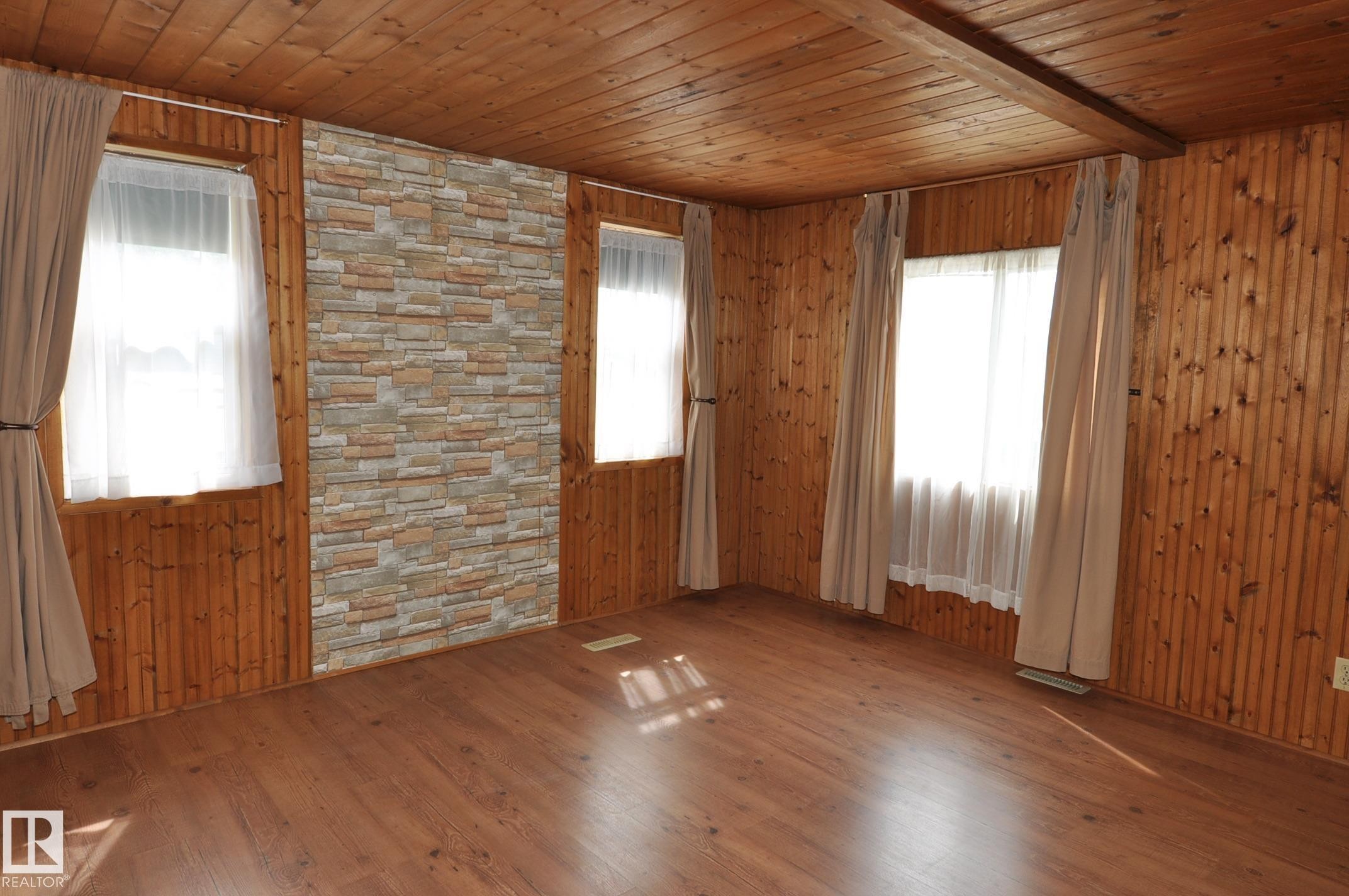 17-4839 47 Street, Gibbons, AB - Indoor Photo Showing Other Room