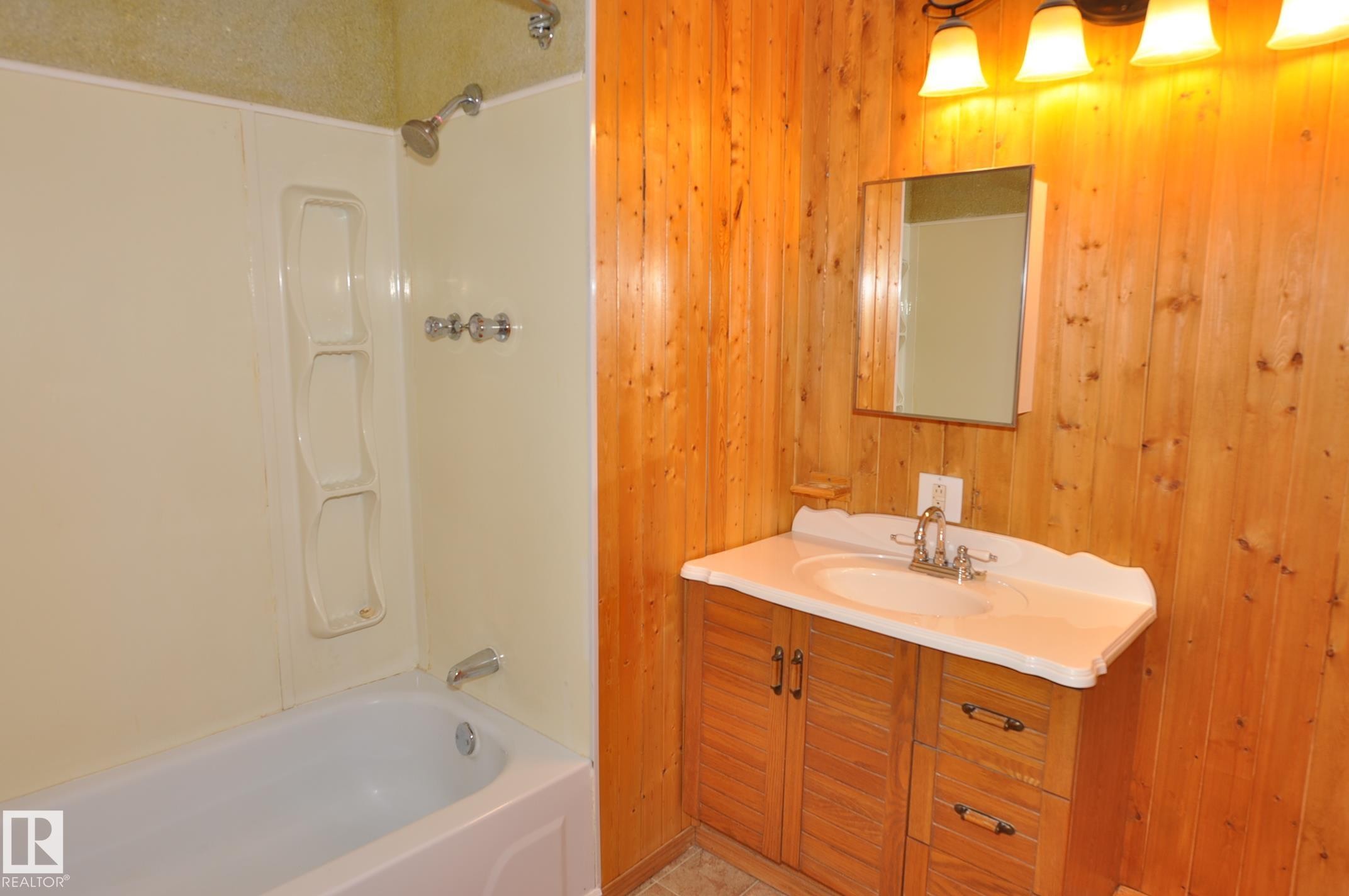 17-4839 47 Street, Gibbons, AB - Indoor Photo Showing Bathroom