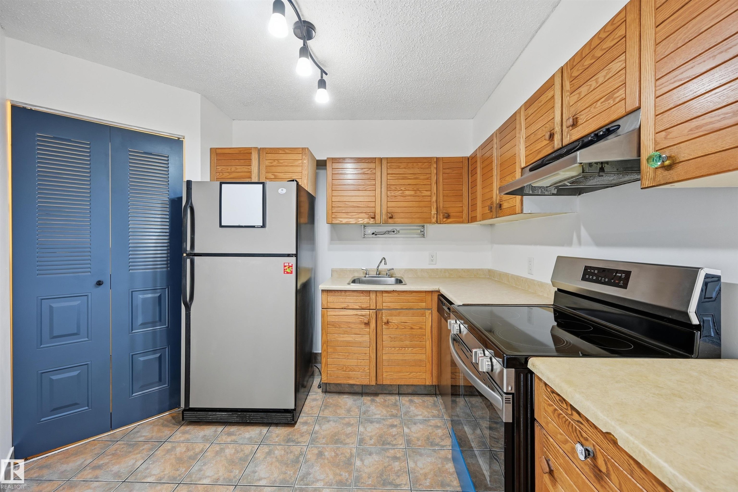 1808 10149 Saskatchewan Drive, Edmonton, AB - Indoor Photo Showing Kitchen