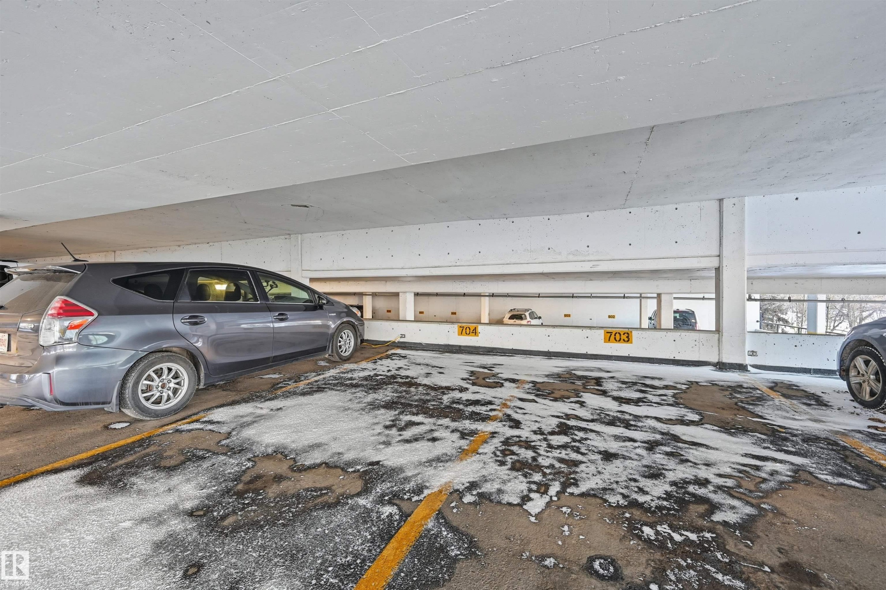 1808 10149 Saskatchewan Drive, Edmonton, AB - Indoor Photo Showing Garage