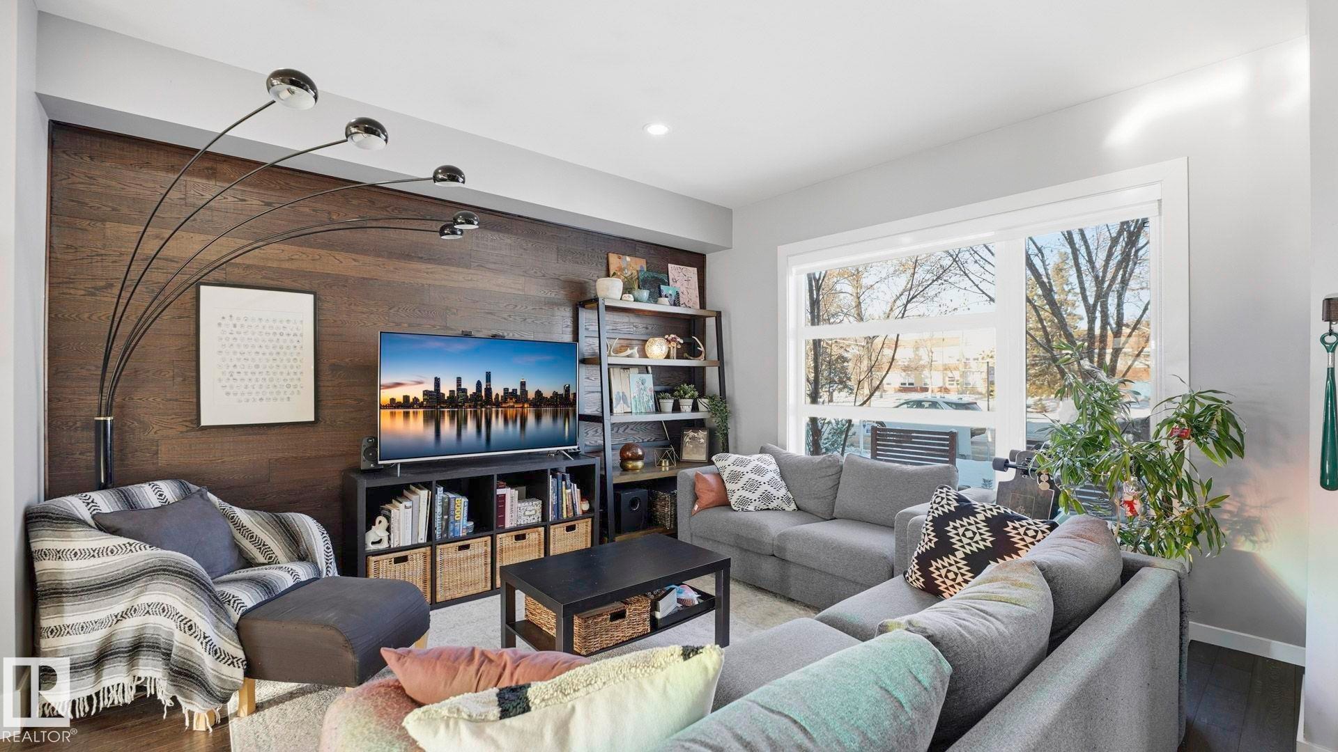 11331 76 Avenue, Edmonton, AB - Indoor Photo Showing Living Room