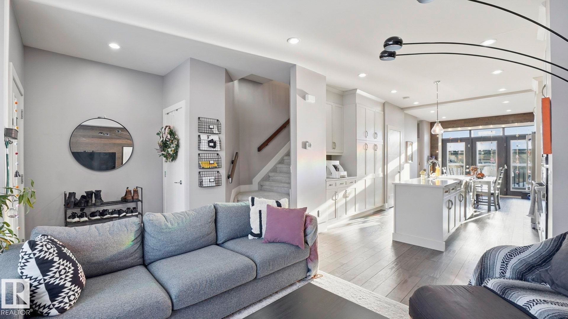11331 76 Avenue, Edmonton, AB - Indoor Photo Showing Living Room