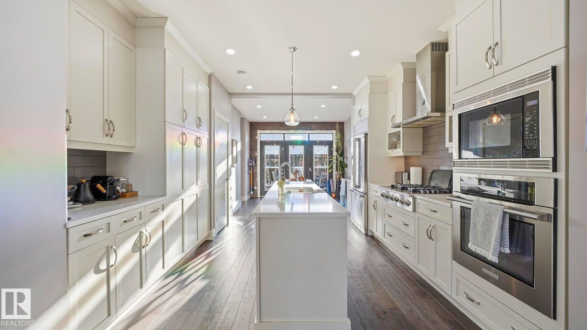 11331 76 Avenue, Edmonton, AB - Indoor Photo Showing Kitchen With Upgraded Kitchen