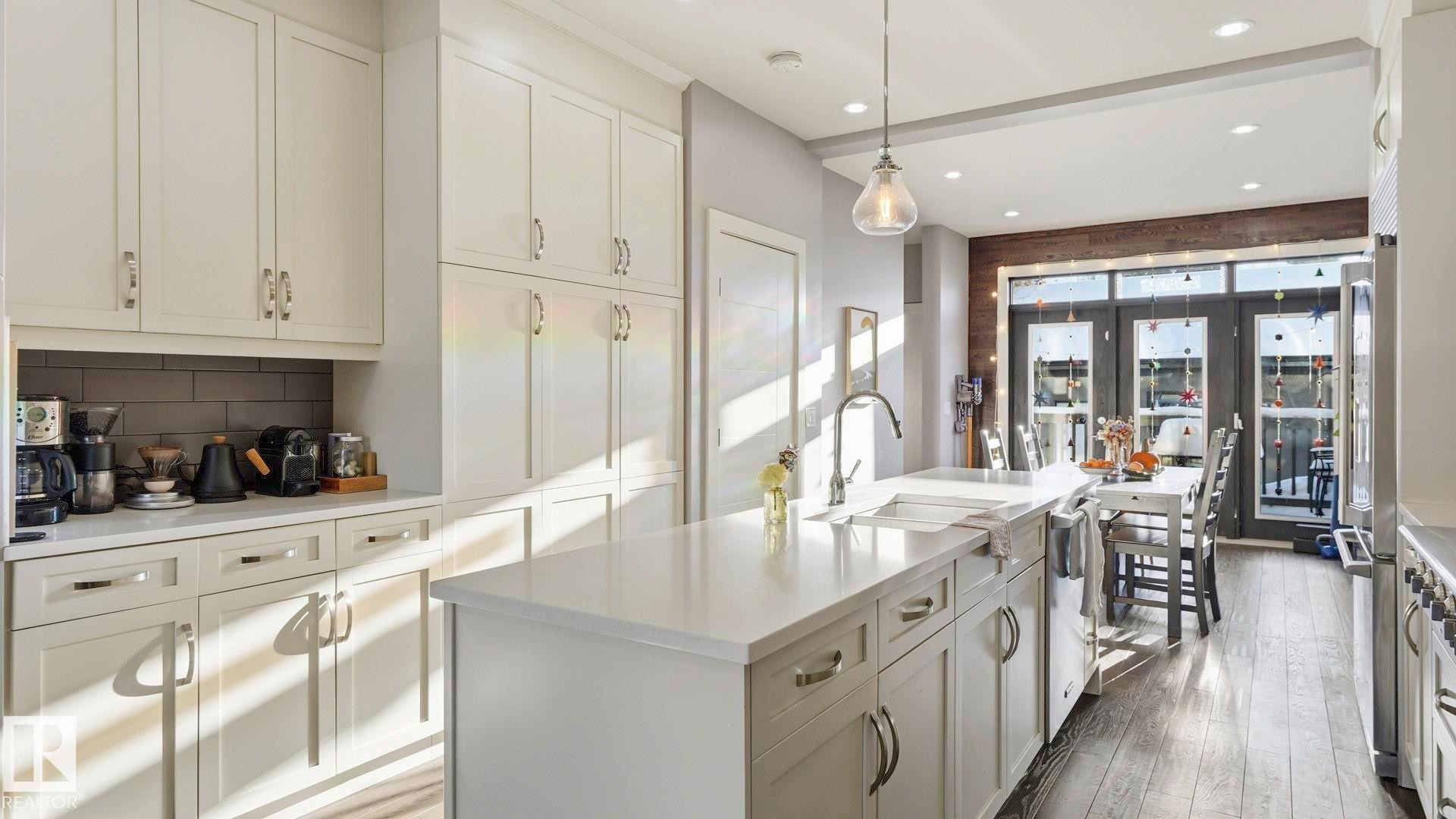 11331 76 Avenue, Edmonton, AB - Indoor Photo Showing Kitchen With Upgraded Kitchen