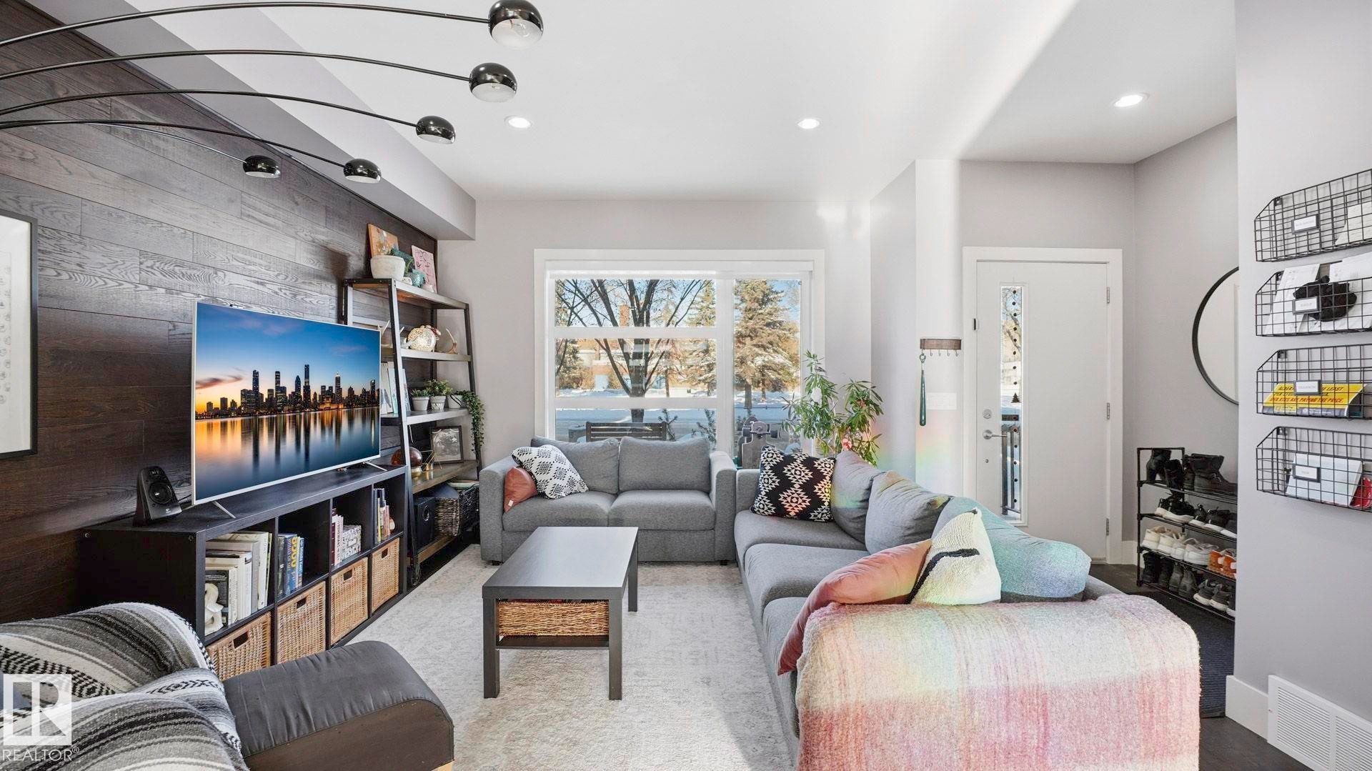 11331 76 Avenue, Edmonton, AB - Indoor Photo Showing Living Room