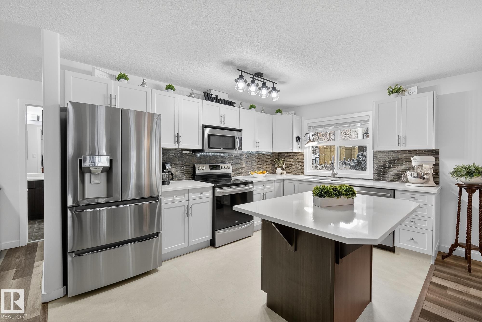 134 11505 Ellerslie Road, Edmonton, AB - Indoor Photo Showing Kitchen With Upgraded Kitchen