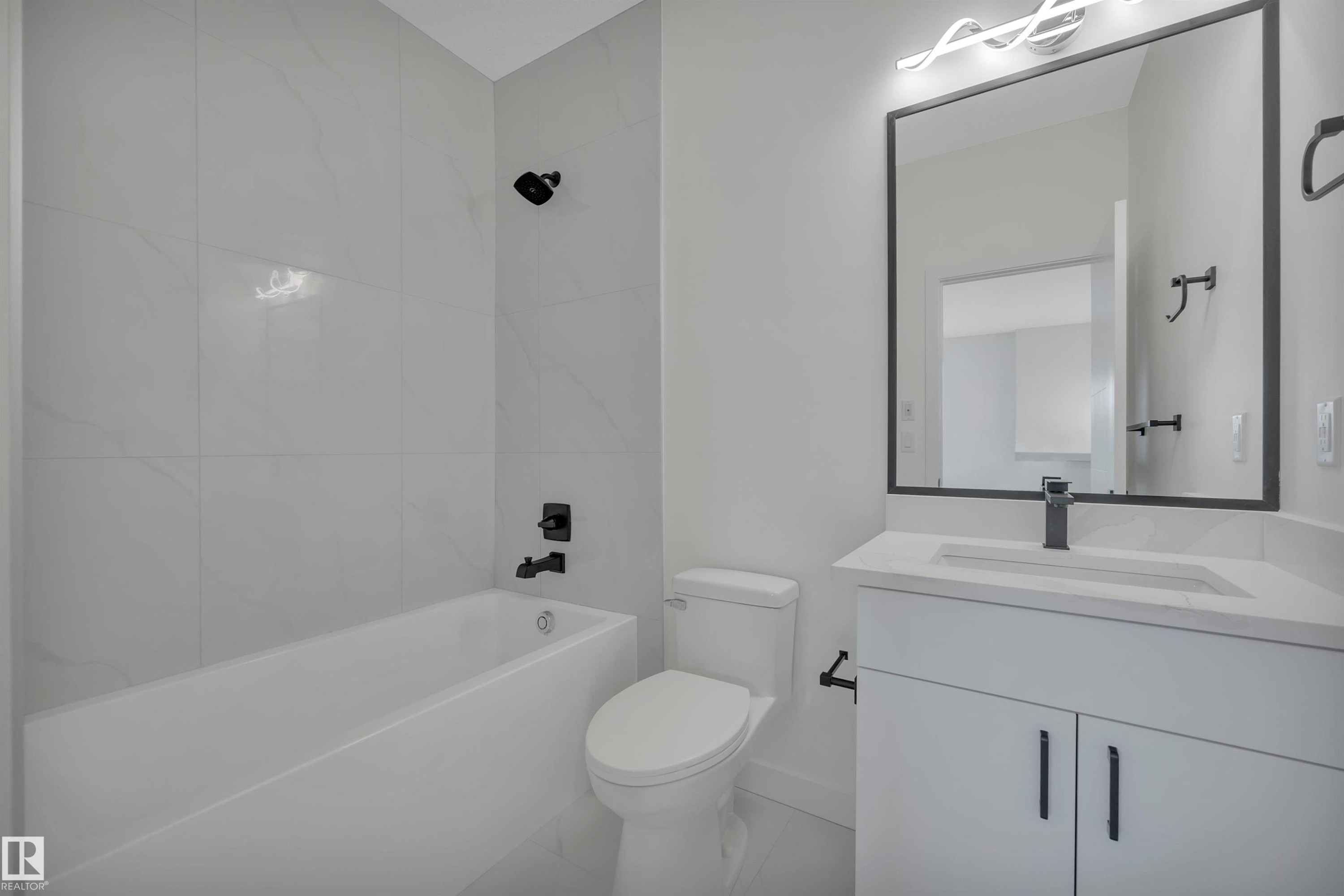 5001 51 Avenue, Calmar, AB - Indoor Photo Showing Bathroom