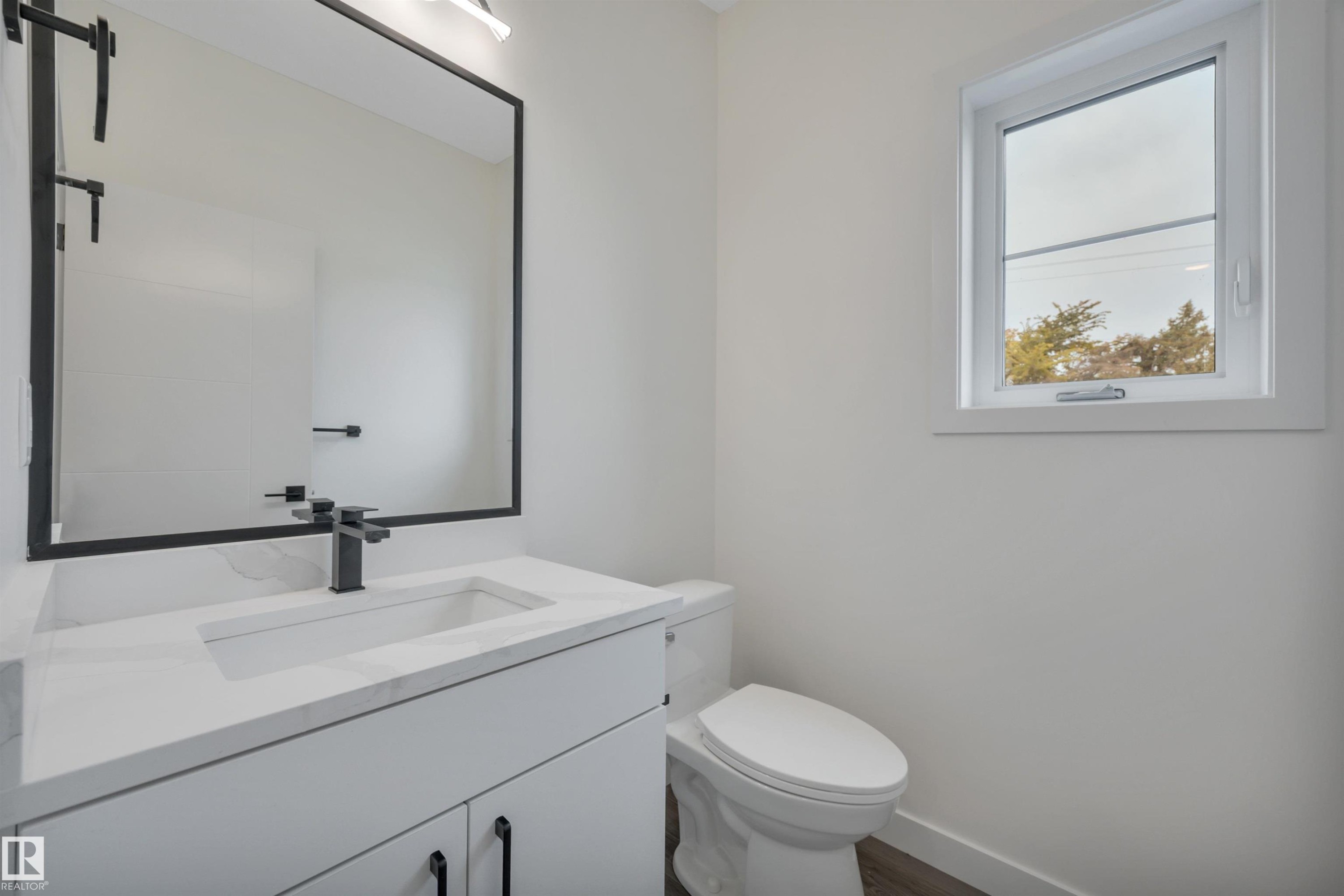 5001 51 Avenue, Calmar, AB - Indoor Photo Showing Bathroom