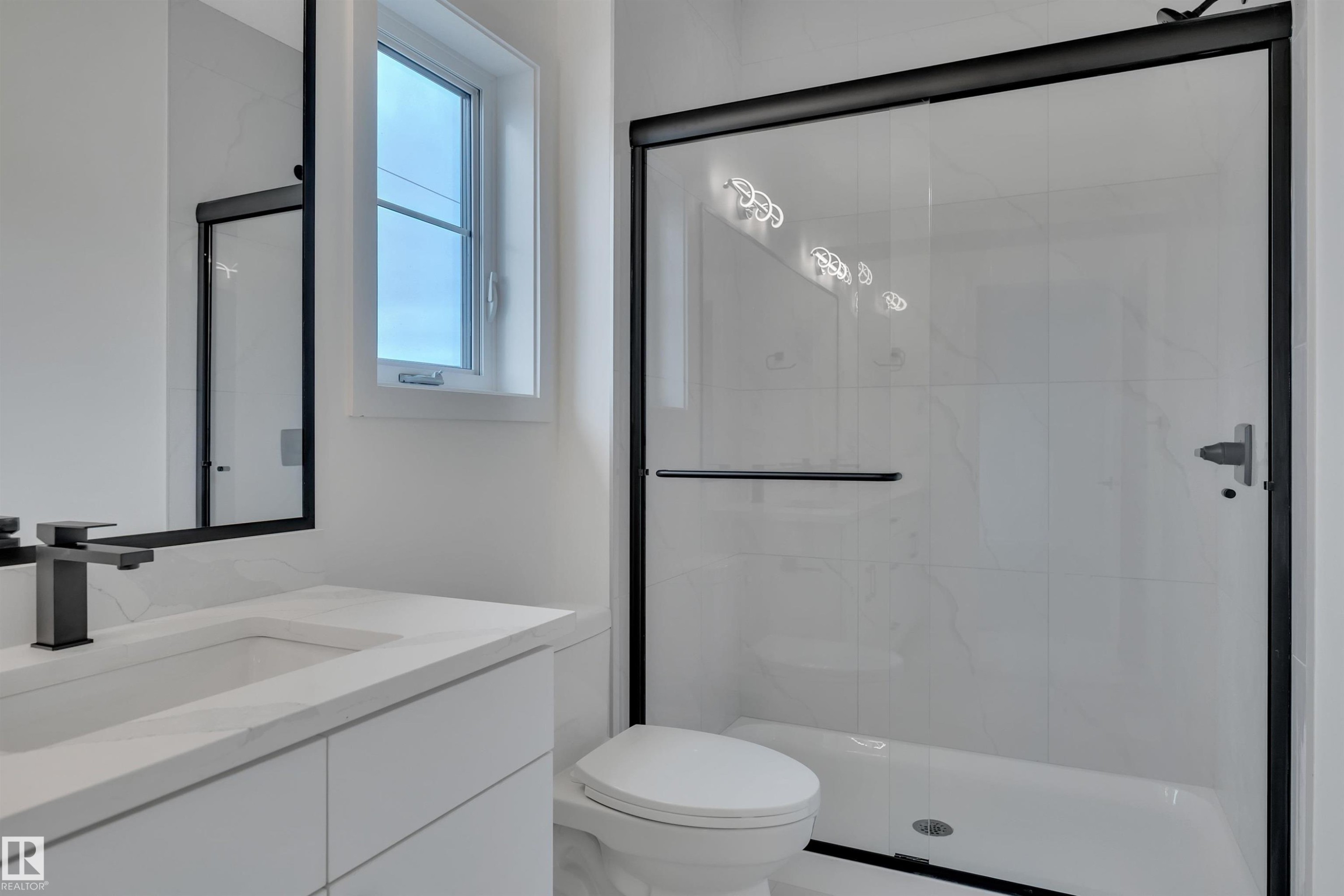 5001 51 Avenue, Calmar, AB - Indoor Photo Showing Bathroom