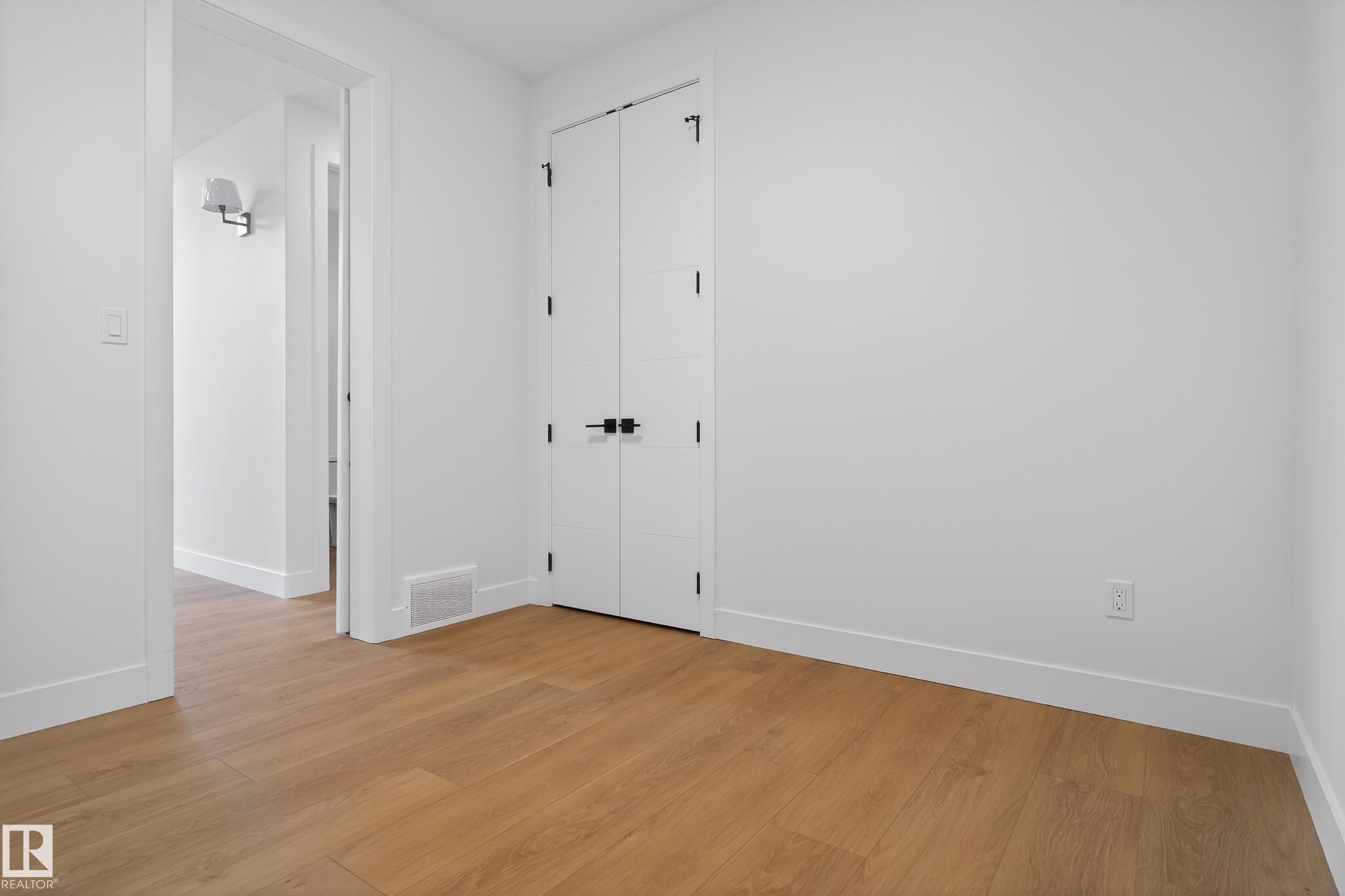 Empty room featuring light wood-style flooring and baseboards - 19 Rosa Crescent, St. Albert, AB - Indoor Photo Showing Other Room