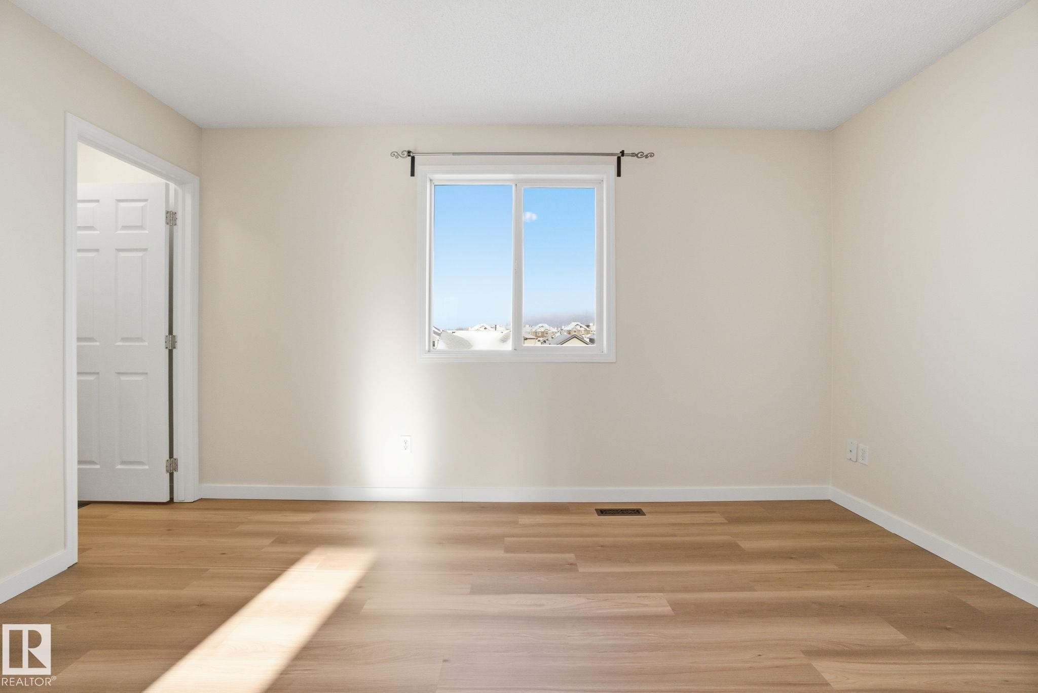 Walk-in closet and Ensuite - 3014 31 Avenue, Edmonton, AB - Indoor Photo Showing Other Room