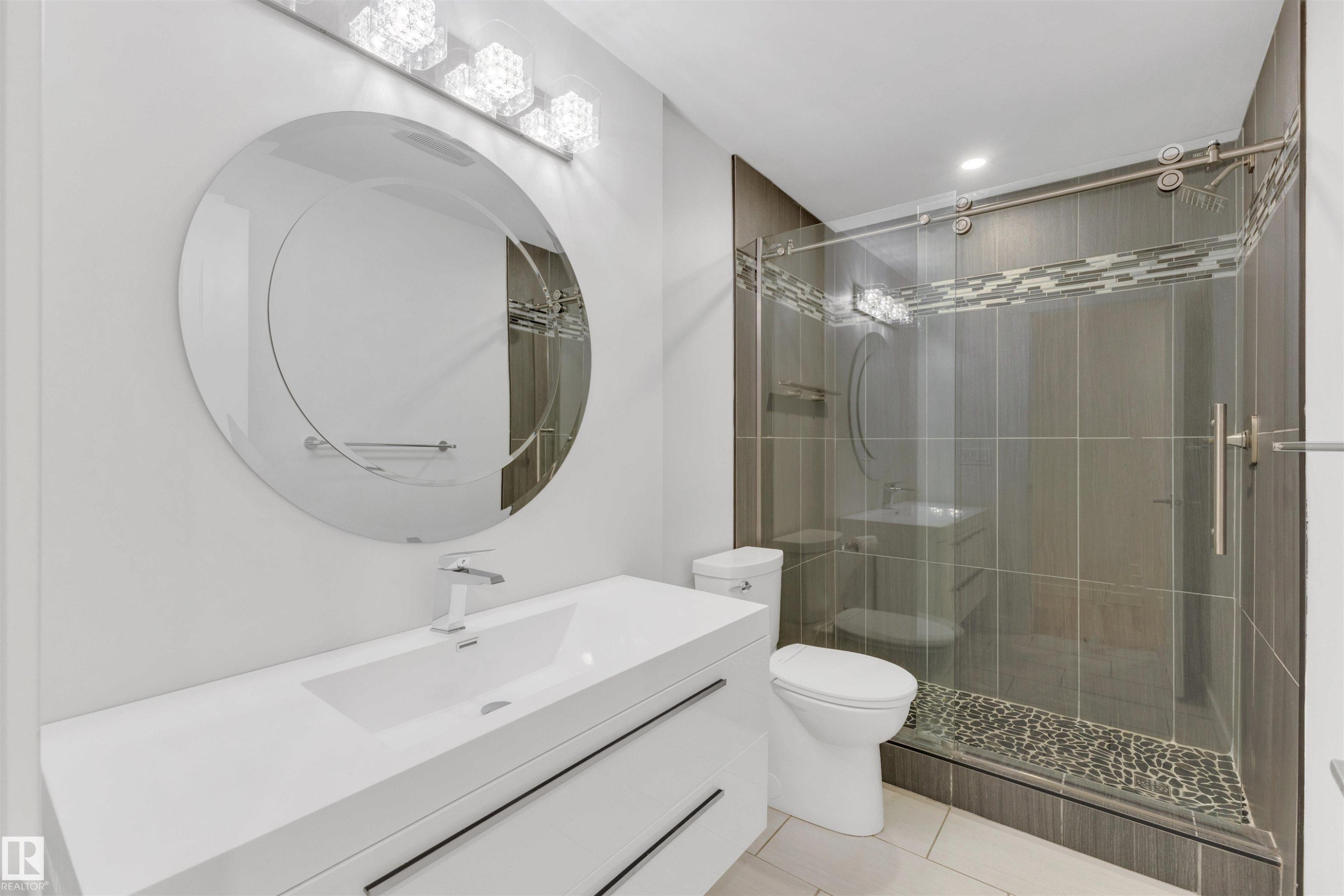 Edmonton, AB - Indoor Photo Showing Bathroom