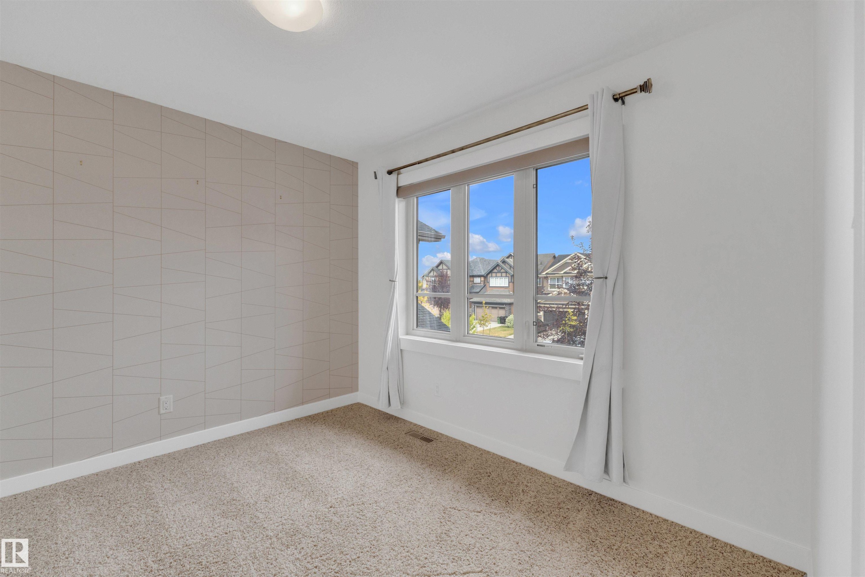 Edmonton, AB - Indoor Photo Showing Other Room