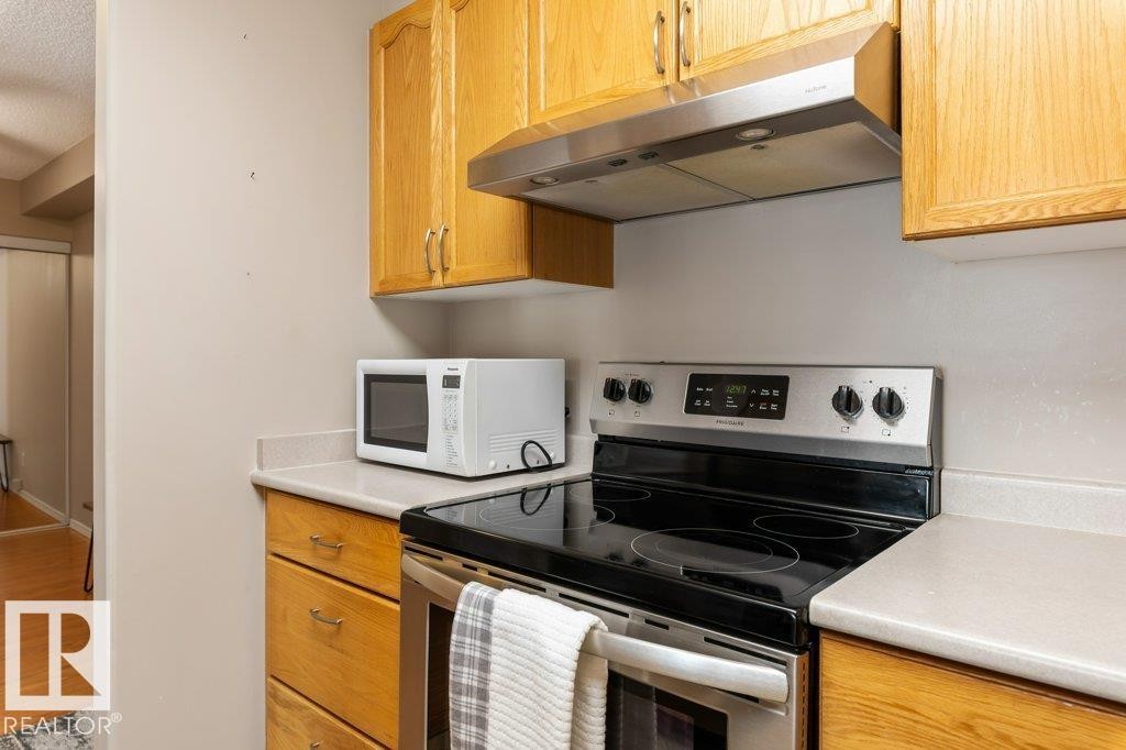 St. Albert, AB - Indoor Photo Showing Kitchen