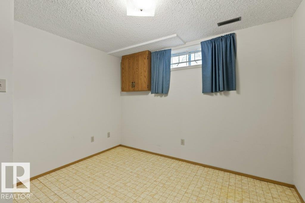 Edmonton, AB - Indoor Photo Showing Other Room