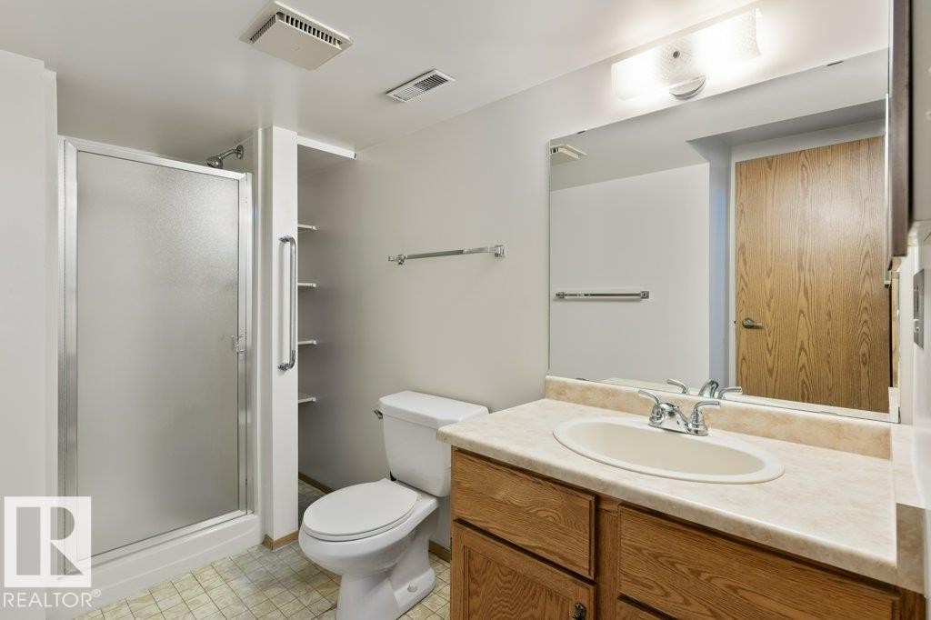 Edmonton, AB - Indoor Photo Showing Bathroom