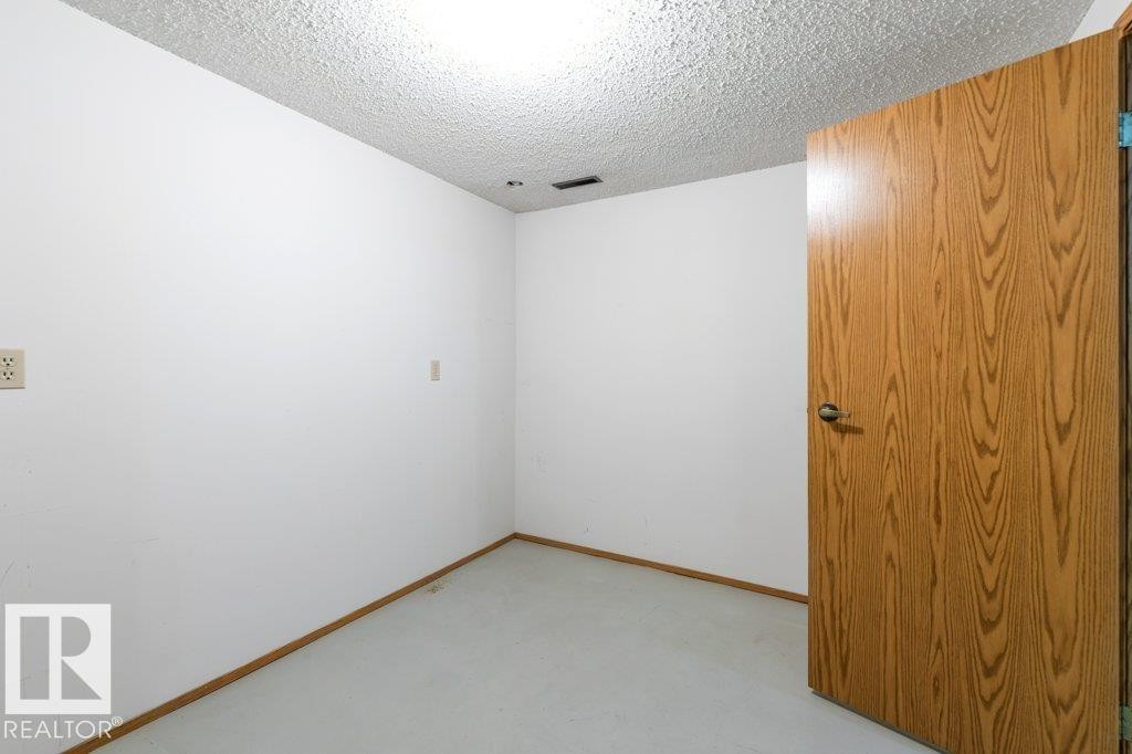 Edmonton, AB - Indoor Photo Showing Other Room