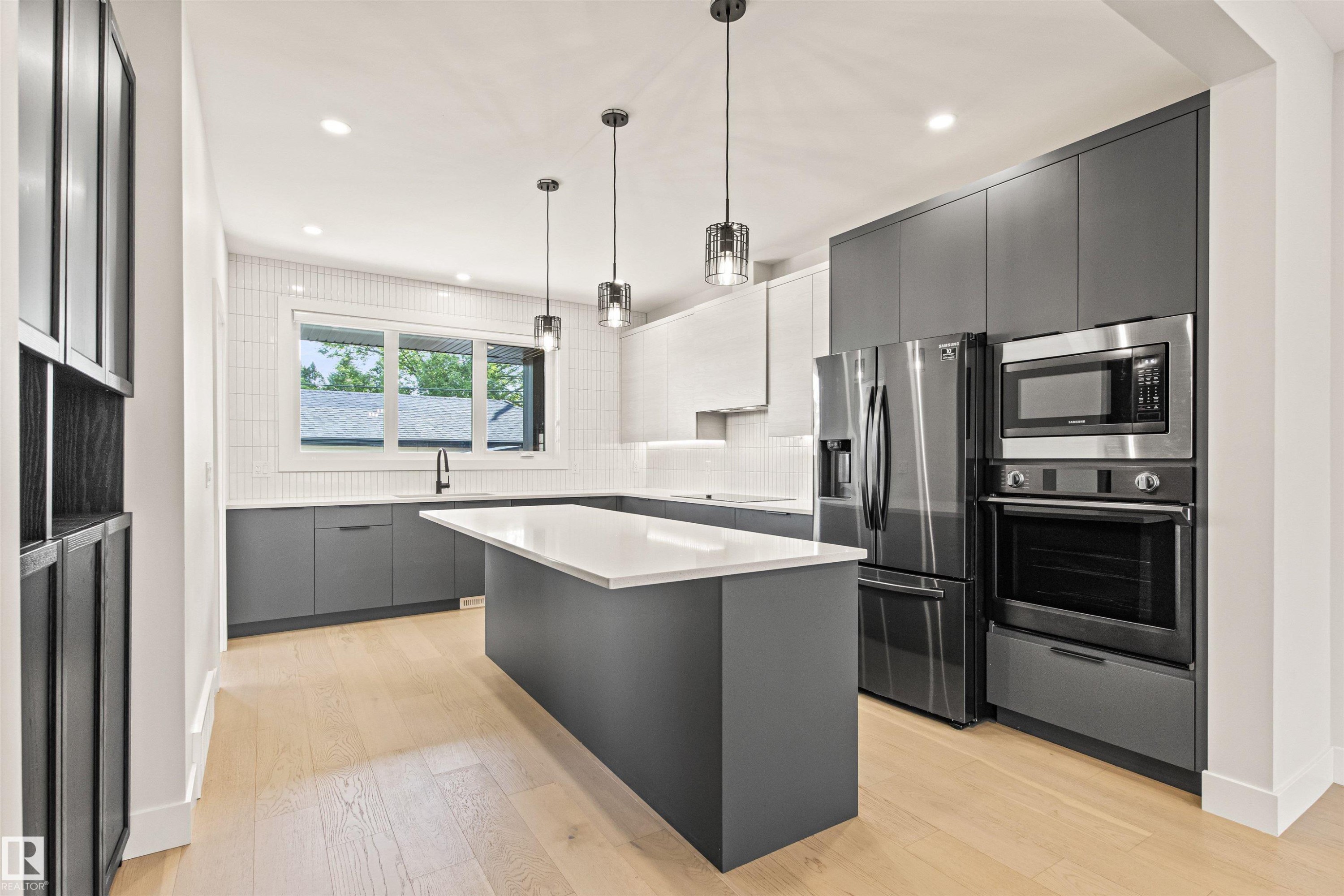 2-8343 Saskatchewan Drive, Edmonton, AB - Indoor Photo Showing Kitchen With Upgraded Kitchen