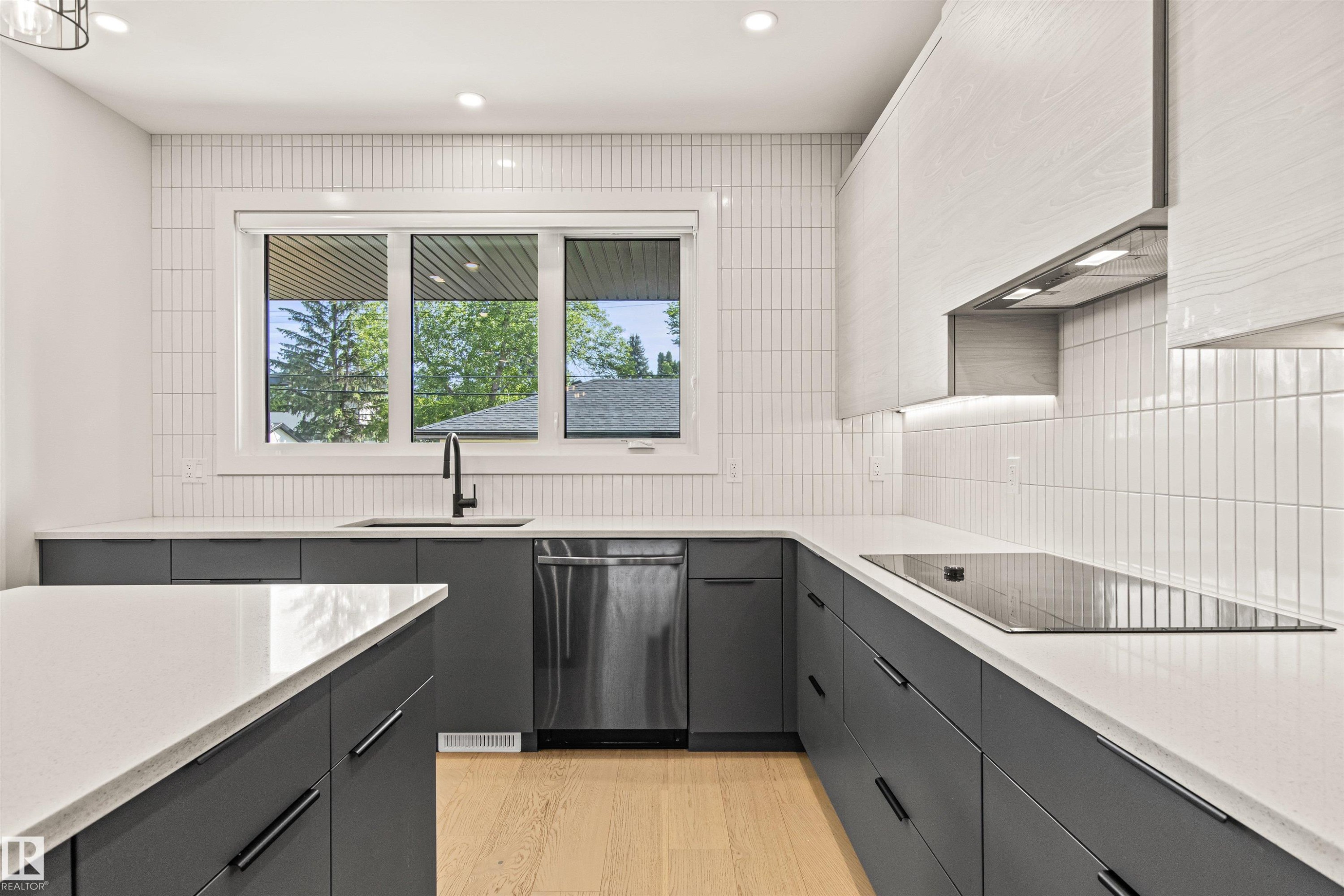 2-8343 Saskatchewan Drive, Edmonton, AB - Indoor Photo Showing Kitchen