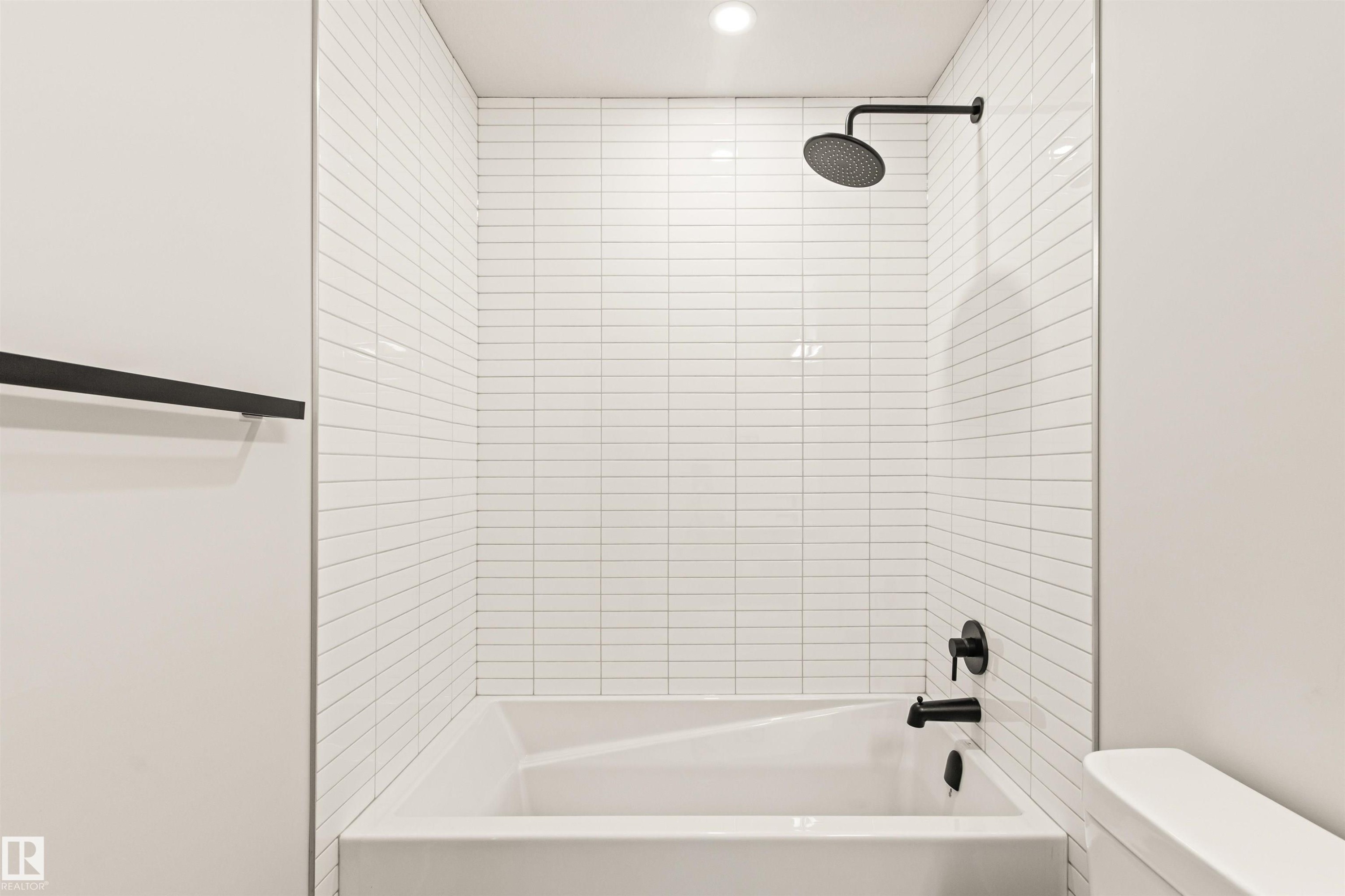 2-8343 Saskatchewan Drive, Edmonton, AB - Indoor Photo Showing Bathroom